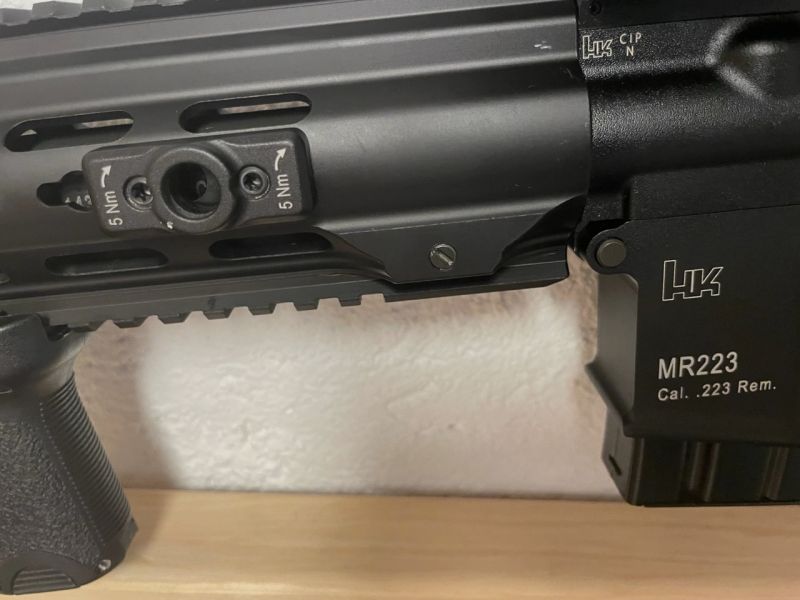 Heckler & Koch HK MR223 11 mit EoTech und Schalldämpfer