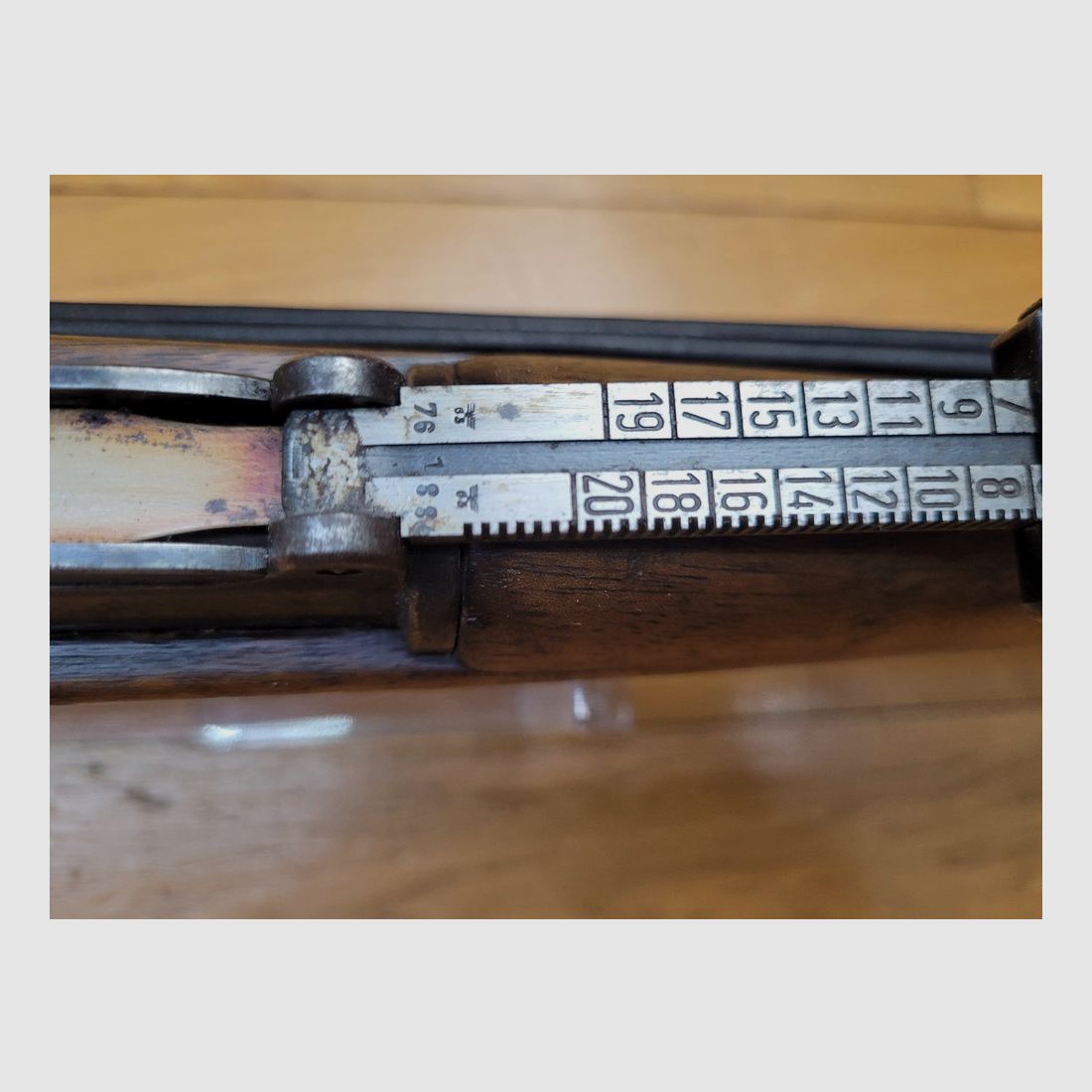 Zeer mooi K98 geweer uit het begin van het IIIe Rijk – Zeldzame toewijzing Kriegsmarine Baltische Vloot – Fabricage S/42 Mauser uit 1938 – Bijna monomatrisch – Prachtige stempels en goed leesbare keurmerken – Onberispelijke mechanica – Zeer goede loop – Originele riem – Zeer mooi, ongebruikelijk wapen in TTBE, afbeelding 23 van 37