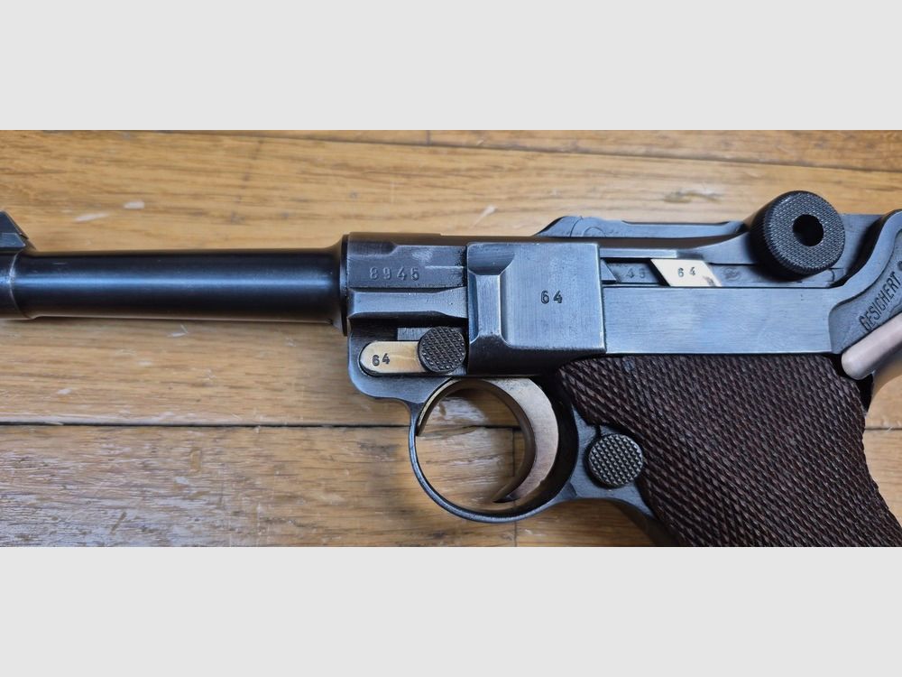 Bardzo piękny i nietypowy Luger P08 – Produkcja Mauser kod 42 z „Mauser Banner” – Broń „bi-matrikulowana” – Na podstawie rzadkiej broni Mauser z 1942 roku – Mechanika więcej niż doskonała – Estetyka wspaniała – Lufa doskonała – Wspaniały Luger do strzelania na doskonałą okazję! TBE++, zdjęcie 6 z 25