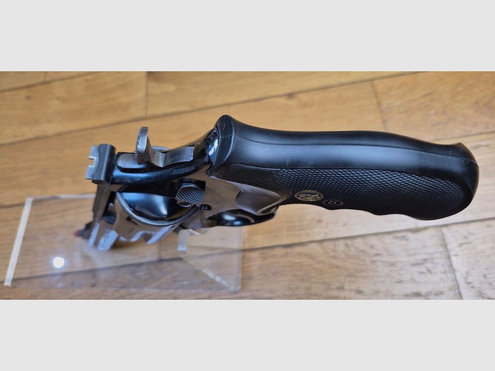 Terror of bears! – Smith & Wesson M29-2 Revolver – Cal .44Mag – 4 inch Barrel – Exceptional blued finish at 98.9% – Firearm from late 1973 – Two sets of grips – Stunning and rare mechanics today – Cinematic myth as much as firearm! – TBE++!, image 14 of 30