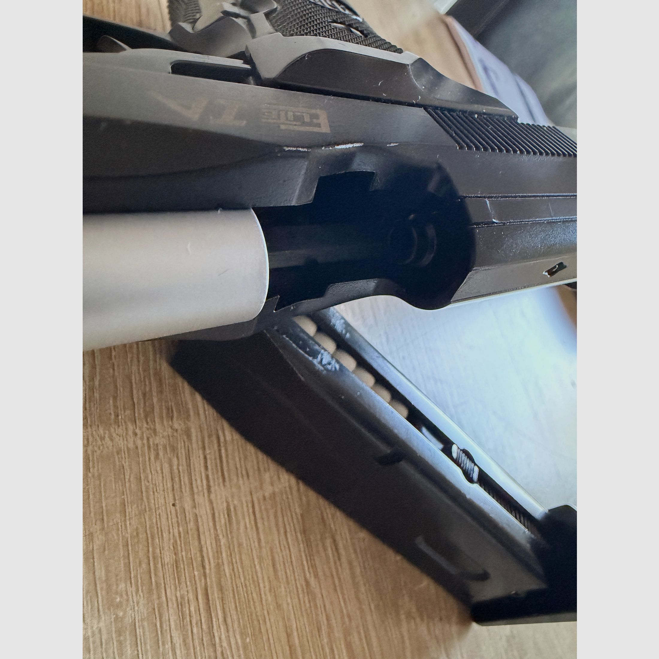 Pistolet airsoftowy KJW Beretta M9A1 z magazynkiem gazowym