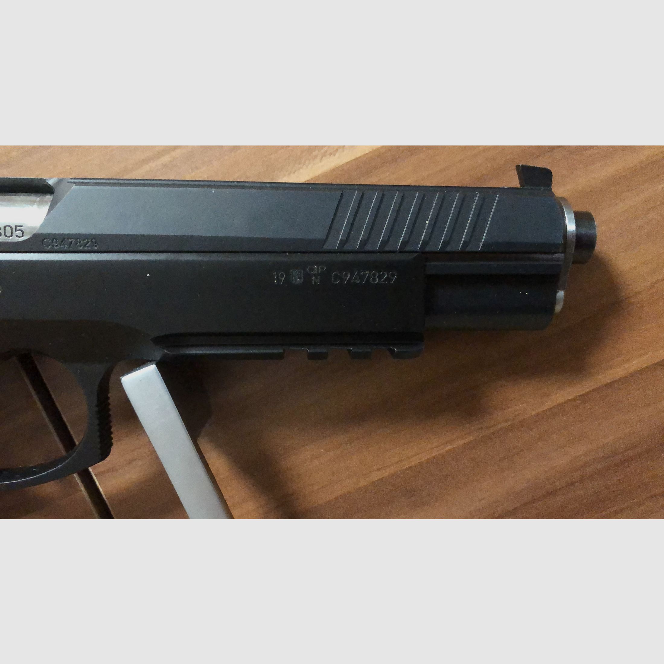 Verkauf halbautomatische Pistole von Haus CZ-Taipan Pro-Tuning und inklusive KK-Pistole, als Geschenk!