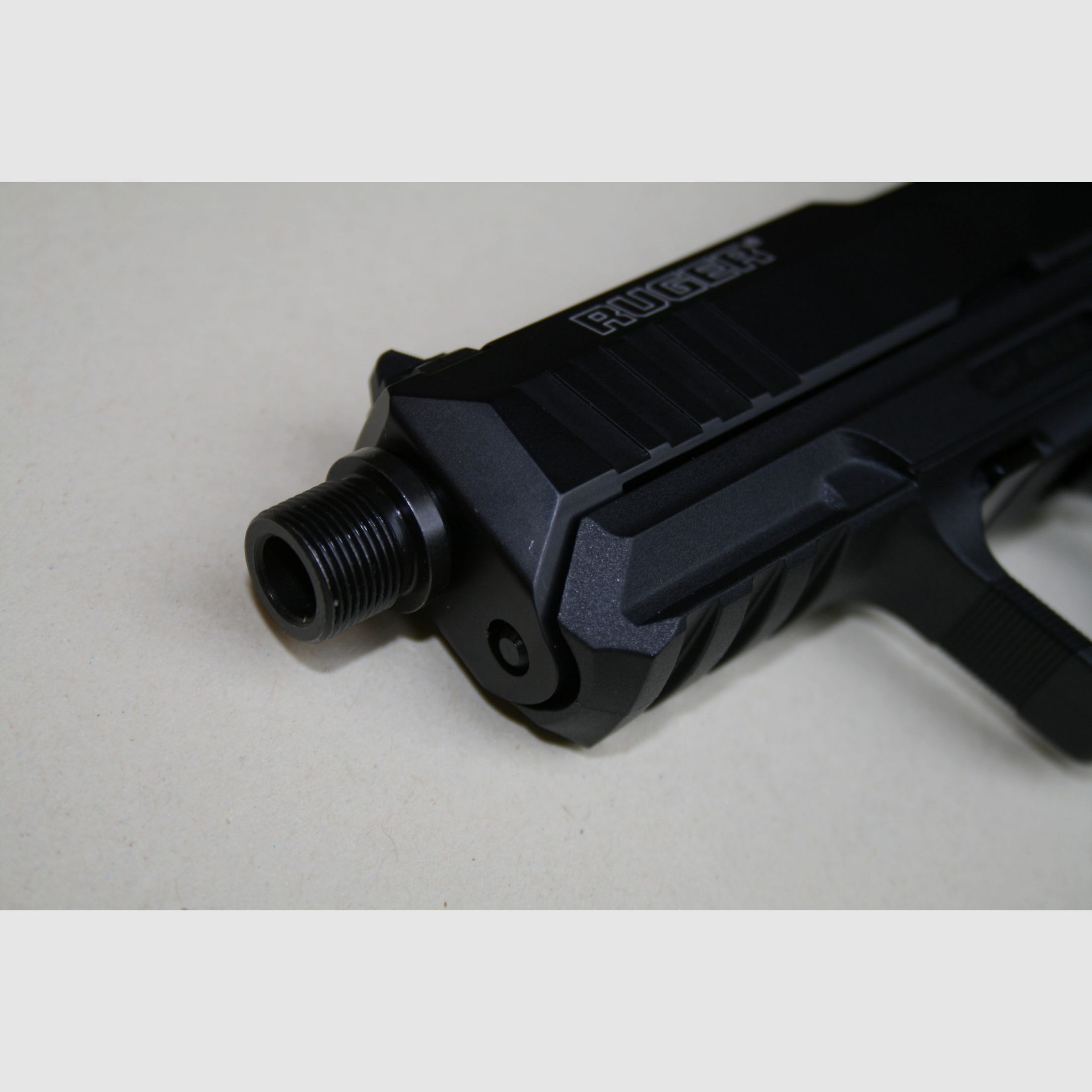 Pistola Ruger SR 22 PBT Bronzo filettato Cal 22 Lr, immagine 5 di 6