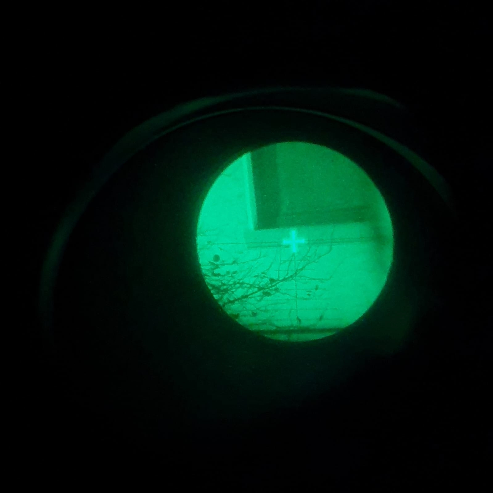 Night vision device residual light amplifier with helmet mount and carrying cap, so for wearing without a helmet