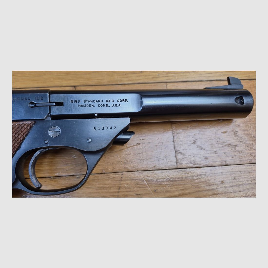Sehr schöner halbautomatischer Pistol Hi-Standard made in USA – Modell Supermatic Citation in .22LR – Waffe von 1958 – Originale, nicht ersetzte, quadratische Nussbaum-Griffschalen – Brünierung 98% – Miroir-Lauf in 5,5 Zoll mit wunderschönen Zügen – Ausgezeichneter Zustand – TBE++, Bild 1 von 23