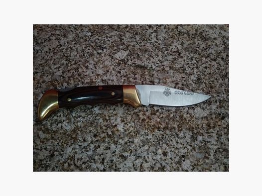 Messer mit Holzgriff und goldenen Akzenten