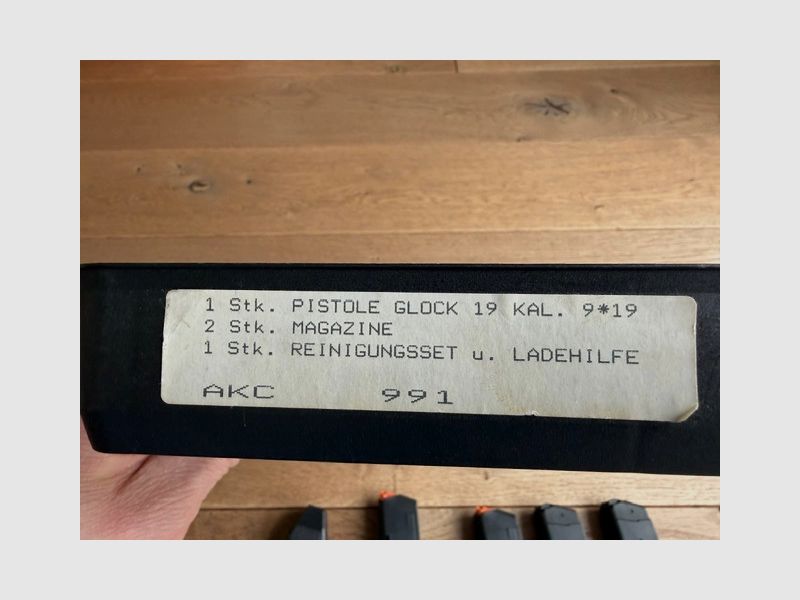 Glock 19 Gen 2 - Sammlerstück / sehr guter Original-Zustand - 4 Magazine - Sport- und Safety-Holster