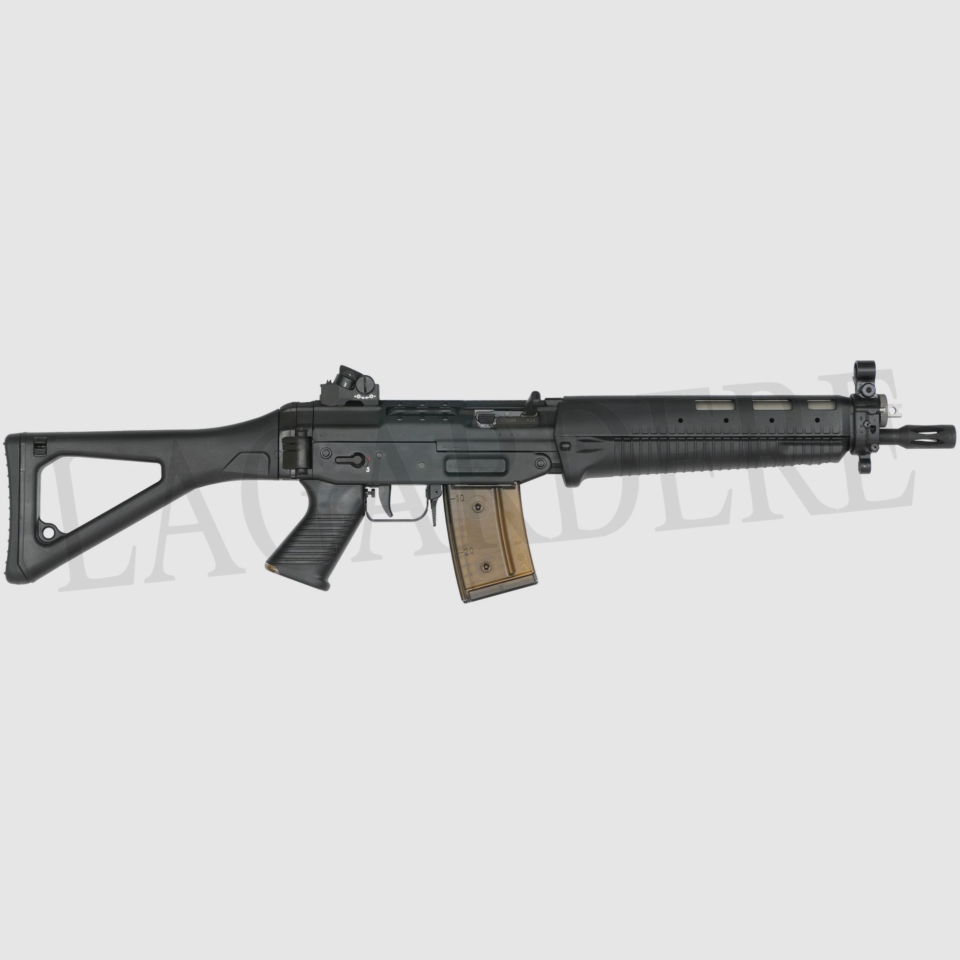 SIG-SAUER SG 551-1 SB ZWARTE DIKTE (SEMI-AUTOMATISCH AANVALGEWEER)