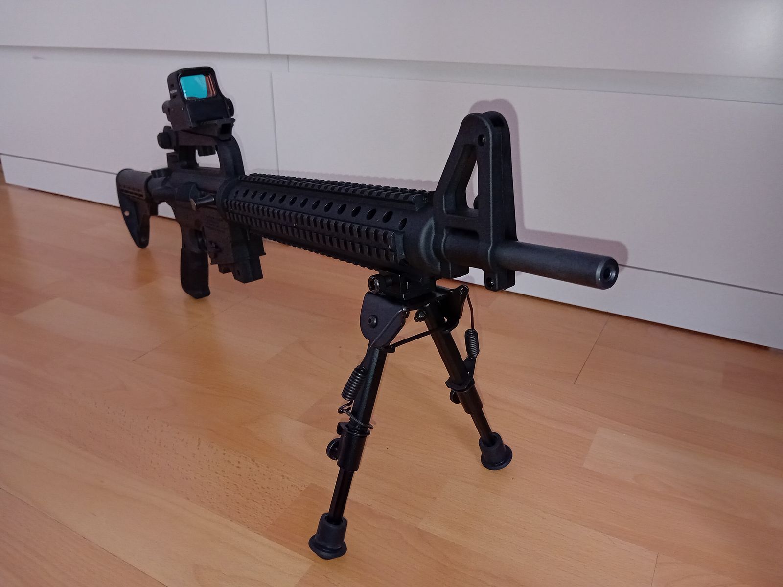 Mossberg Selbstladebüchse International 715t .22lr (16.25") inkl. 3 Magazinen und Leuchtpunktvisier Falke II NV