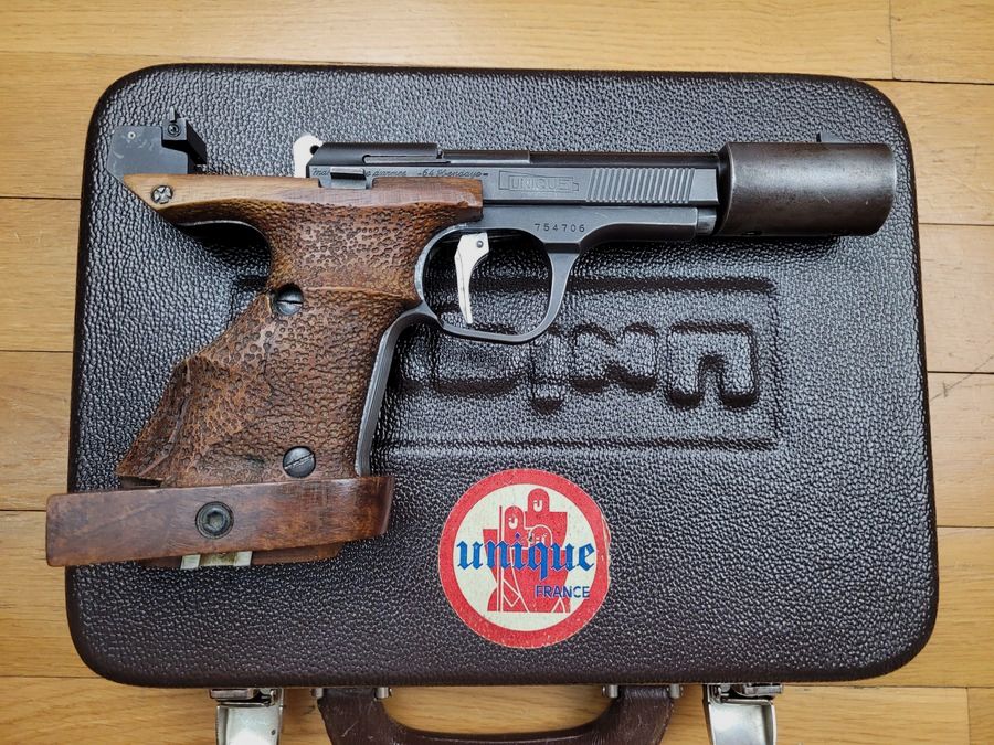 Sehr guter Unique Modell DES 69 – Kaliber 22LR – mit seinem Gegengewicht – Zwei Magazine und seinem Transportkoffer – Große Präzision – Unverwüstlich – Top Made in France! TBE, Bild 3 von 22
