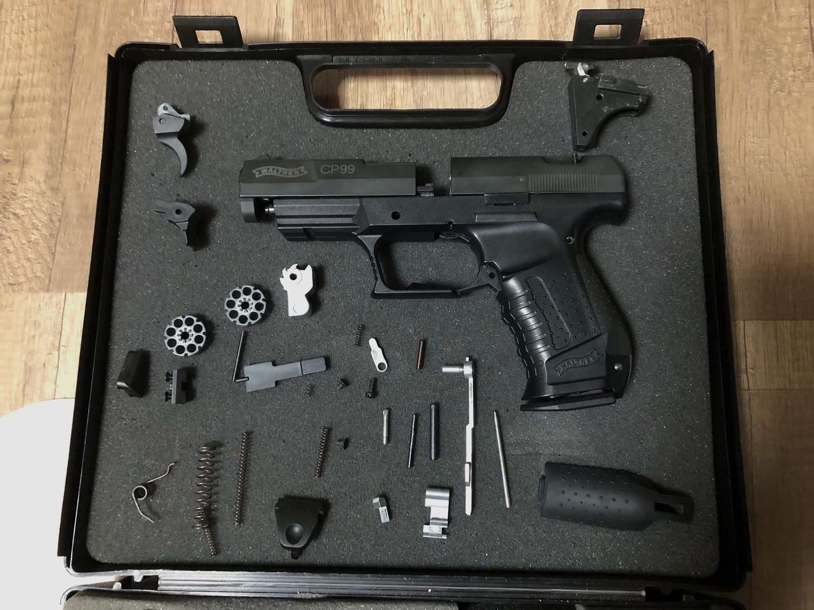 Walther CO2 CP99 pistool als onderdelenhouder