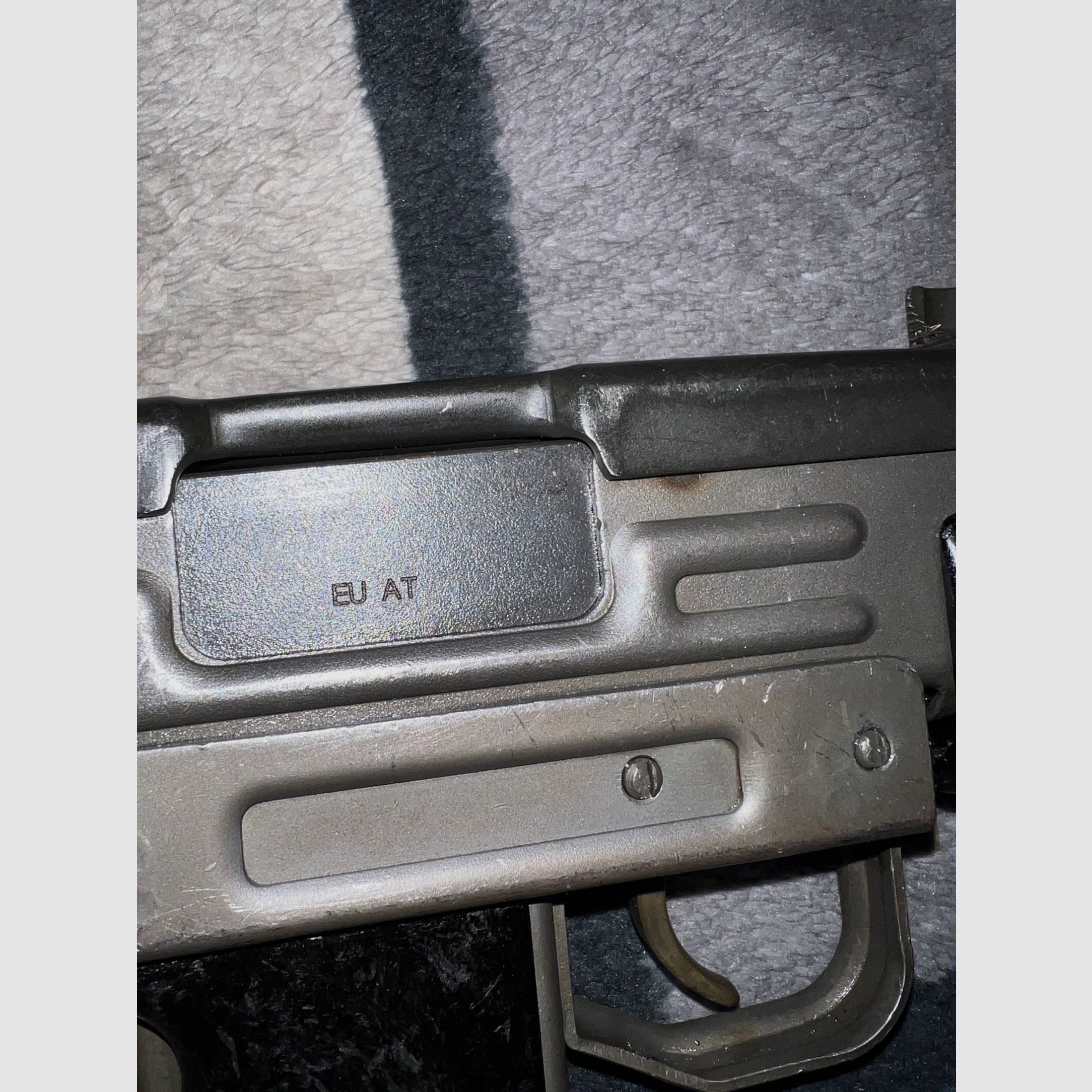 Original IMI Uzi submachine gun – EU deactivated firearm (AT 2022) – Rare Israeli military version with Hebrew stamps & intact folding stock