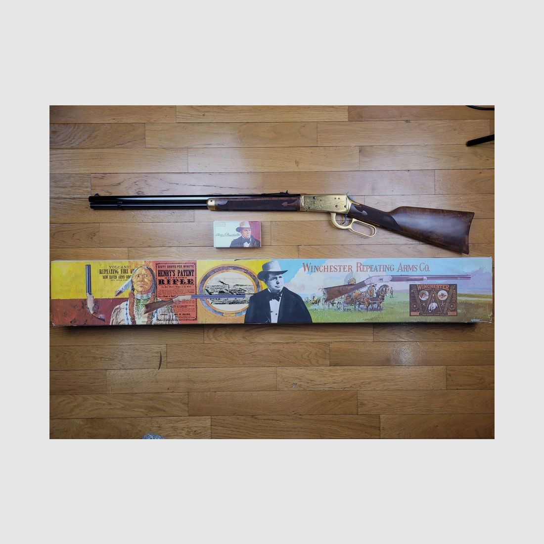 Winchester Kommemoration « Oliver F. Winchester » 1894 – 20.000 Ex. – Wunderschöne Quadrillagen – 38-55Win – Originalverpackung – Zustand TOP!, Bild 2 von 30