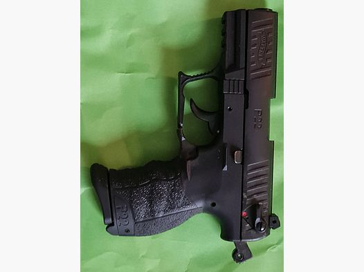 Walther P22Q 9 mm P.A.K. Pistola – arma de fogueo compacta con diseño ergonómico La Walther P22Q 9 mm P.A.K. es una réplica precisa de la conocida serie Walther P22Q y está dirigida a usuarios que buscan una pistola de fogueo compacta, ergonómica y versátil. Su construcción combina un diseño auténtico con una estructura funcional. Sistema de disparo orientado a la seguridad La P22Q ofrece un seguro doble y simple que permite un manejo flexible y seguro. Su uso está diseñado para diferentes usuarios de forma intuitiva y facilita un uso controlado en diversas situaciones. El cargador de 7 disparos garantiza una disponibilidad constante. Diseño ergonómico para un manejo preciso El liberador de cargador tipo paddle ambidiestro facilita el acceso tanto para diestros como para zurdos. El respaldo de empuñadura intercambiable en...