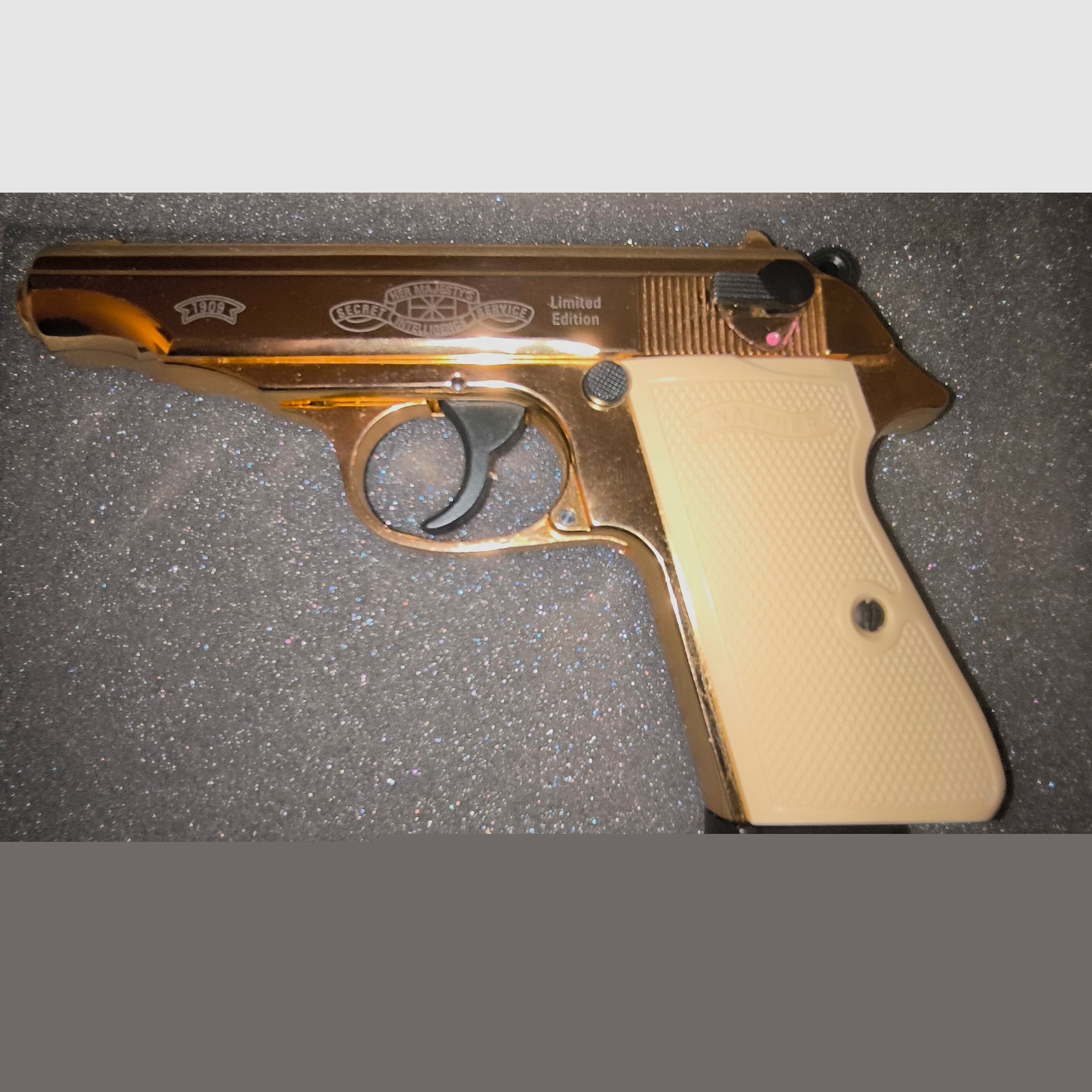 Achtung Sammler & James Bond Fans, Rarität - Vitrine Stück-Limitierte Sonderedition & seit Jahrzehnten neu, sowie auf unzähligen Seiten Plattformen nicht mehr zu bekommen, Walter PP mit Weißen Griffschalen & VHS, Top Zustand!!!Neuwertig.