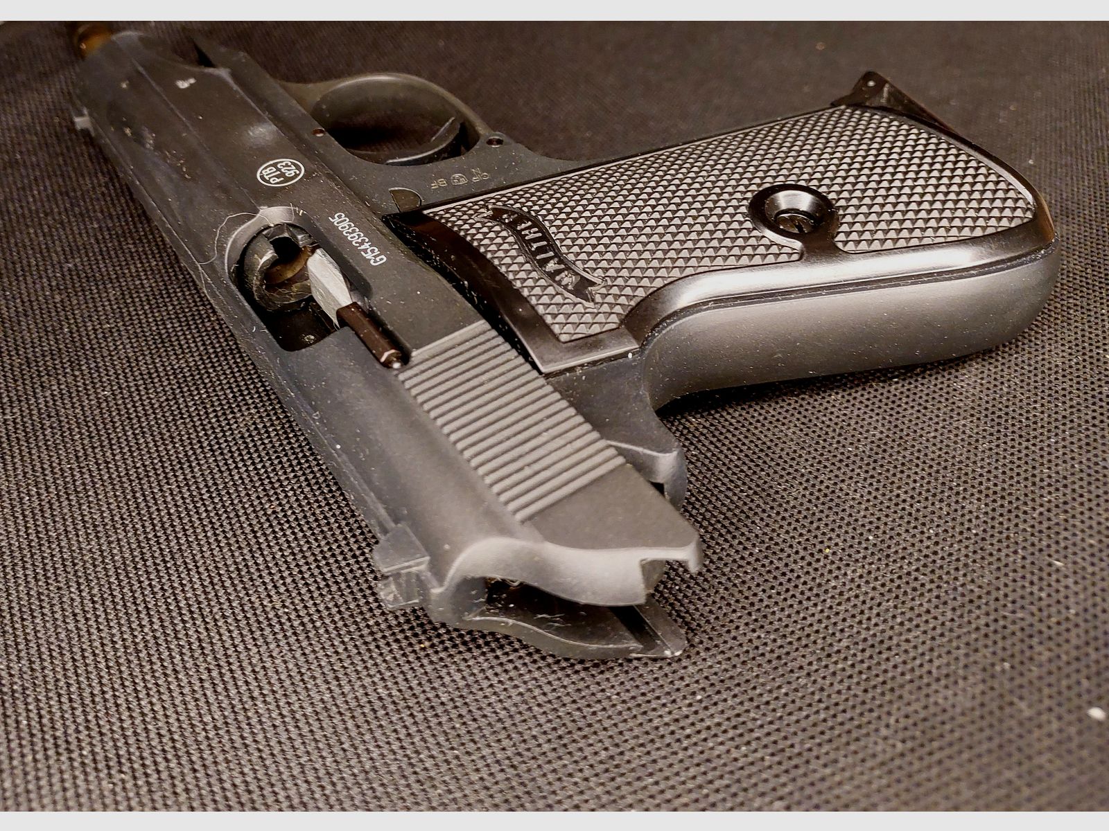 Pistola de señal Walther PP Cal. 9mm P.A.K. negra niquelada (PTB 923) con maletín