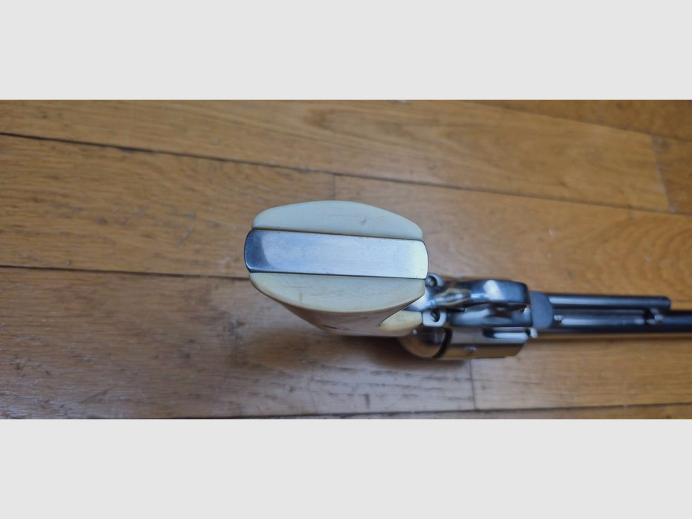 Sehr schöner Ruger Vaquero Revolver – Kal. .45 Colt mit sechs Schuss – Lauf 7,5 Zoll – Version „Old model“ (die stabilste!) – Wunderschöne „Stainless“-Oberfläche mit dicken Griffschalen aus Knochen – Geliefert mit Originalbox und Holzgriffschalen von RUGER – Ausgezeichneter mechanischer Zustand und wunderschöner Spiegel-Lauf – Ein Top-Cowboy! – Hervorragender Zustand – TBE+/TBE++!, Bild 11 von 28