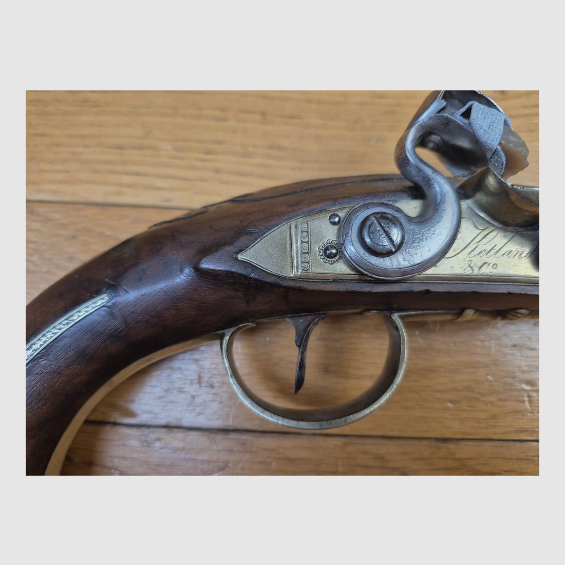 Superbe pistolet à silex anglais – Ketland & Co à Londres vers 1804 – Canon, platine et garnitures bronze – Service colonial – Cal .60 – Bois en très beau noyer – Décor floral raffiné – Excellente mécanique et esthétique – Rare et beau témoin du mauvais camps des guerres du Premier Empire – TBE+, image 6 sur 26
