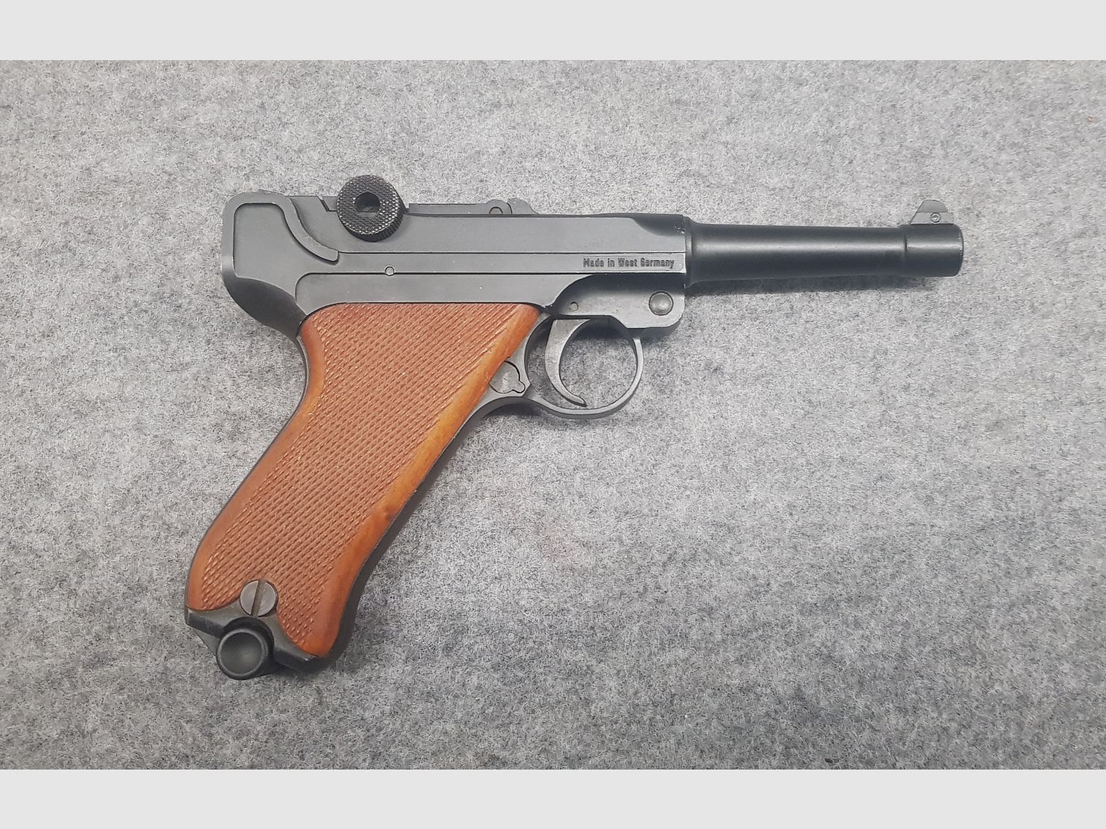 Sehr seltene Pistole PTB 517 Record Mod.  08  Cal. 8mm Knall PAK schwarz brüniert Schreckschuss P08 Holzgriffe