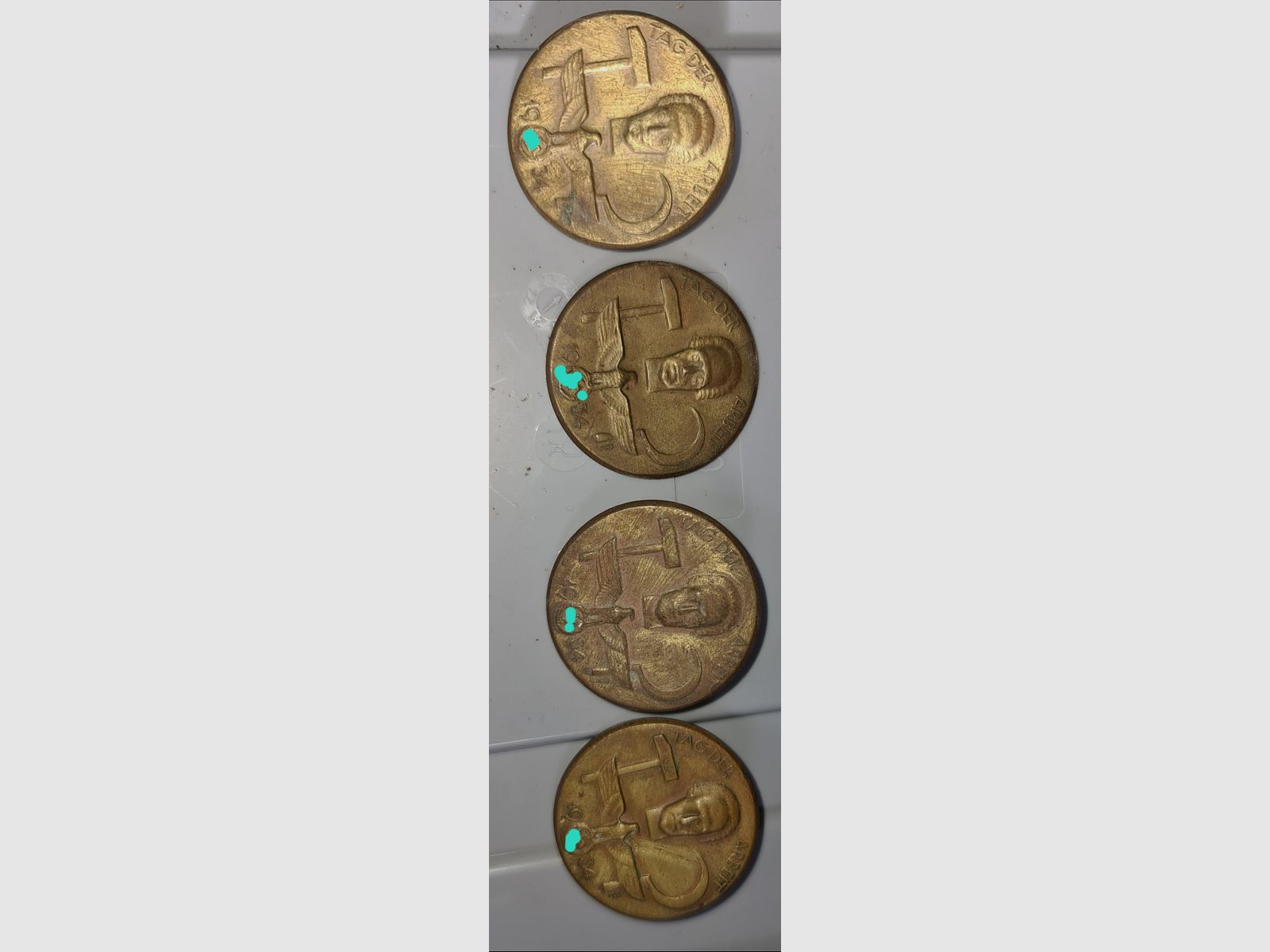 MEHRERE DEKO ARTIKEL AUS WEHRMACHT ZEITEN 1939 - 1945 /  ASCHENBECHER , MEDAILLE,  ANSTECK NADEL, PIN, STANZEISEN, STEMPEL, GRANATE, HÜLSE, FLACK, HÜLSE , PATRONE , SS, HJ, SA, KRIEG, METALL, ------>! BESCHREIBUNG LESEN ! <------