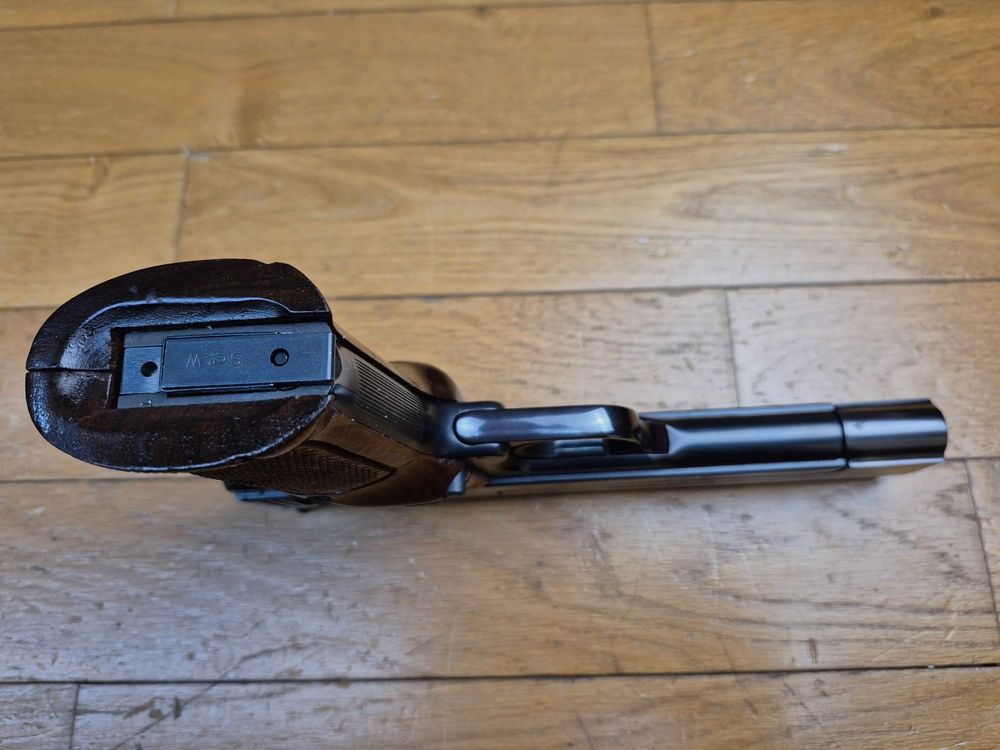 Superbe pistolet Smith & Wesson Mod.41 – cal.22LR – Tout en vrai acier – Bronzage à 100% – Arme de 1980 – Mécanique et canon hors pair – Une des armes les plus basses sur la main jamais fabriquée – Superbe État – TBE++, billede 10 af 22