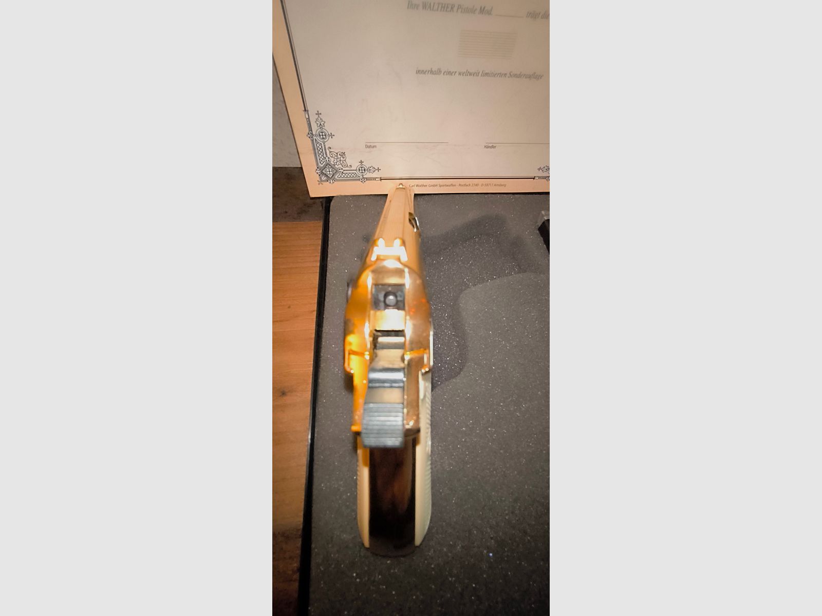 Walther Limitierte-Sonderedition PP in Gold mit Weißen Griffschalen & Zertifikat, James Bond, sowie zusätzlichen Magazin mit Flachen Magazinboden & VHS Kassette, Kaliber 9mmPAK, Ungeschossen & in einem Optischen sowie Funktionellen Tadellosen top Zustand, Neuwertig!!! 