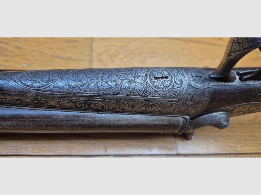 Sehr schönes Seitengewehr – Signiert auf der Laufbande „Maison de l’Inventeur Lefaucheux – 37 rue Vivienne in Paris“ – Wunderschöne Damaschusläufe – Kal. 16 – Brünierung bei 85% – Wunderschöne Gravuren an Beschlägen und Teilen – Alle Schrauben guillochiert – Schaftplatte aus Ebenholz – Sehr schönes rotes Nussbaumholz – Ausgezeichneter mechanischer Zustand – Kein Spiel – Läufe innen noch sehr sauber trotz alter Oxidation – Und ein „ECHTER“ Lefaucheux! – Waffe in TBE insgesamt – TBE, Bild 14 von 47