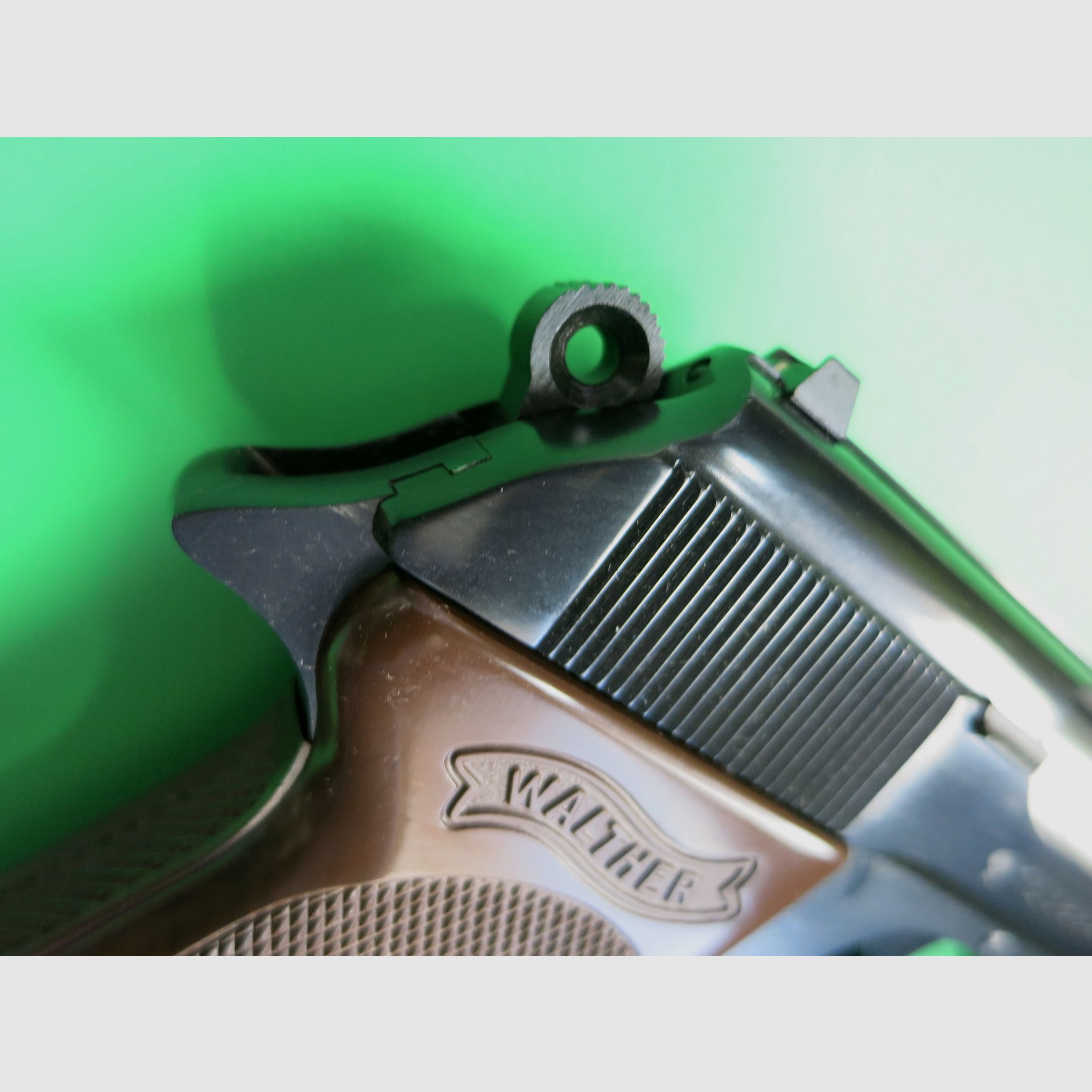 Pistola semiautomatica, Walther PPK, cal. 9 mm corto, impugnature marroni, come nuova       #82