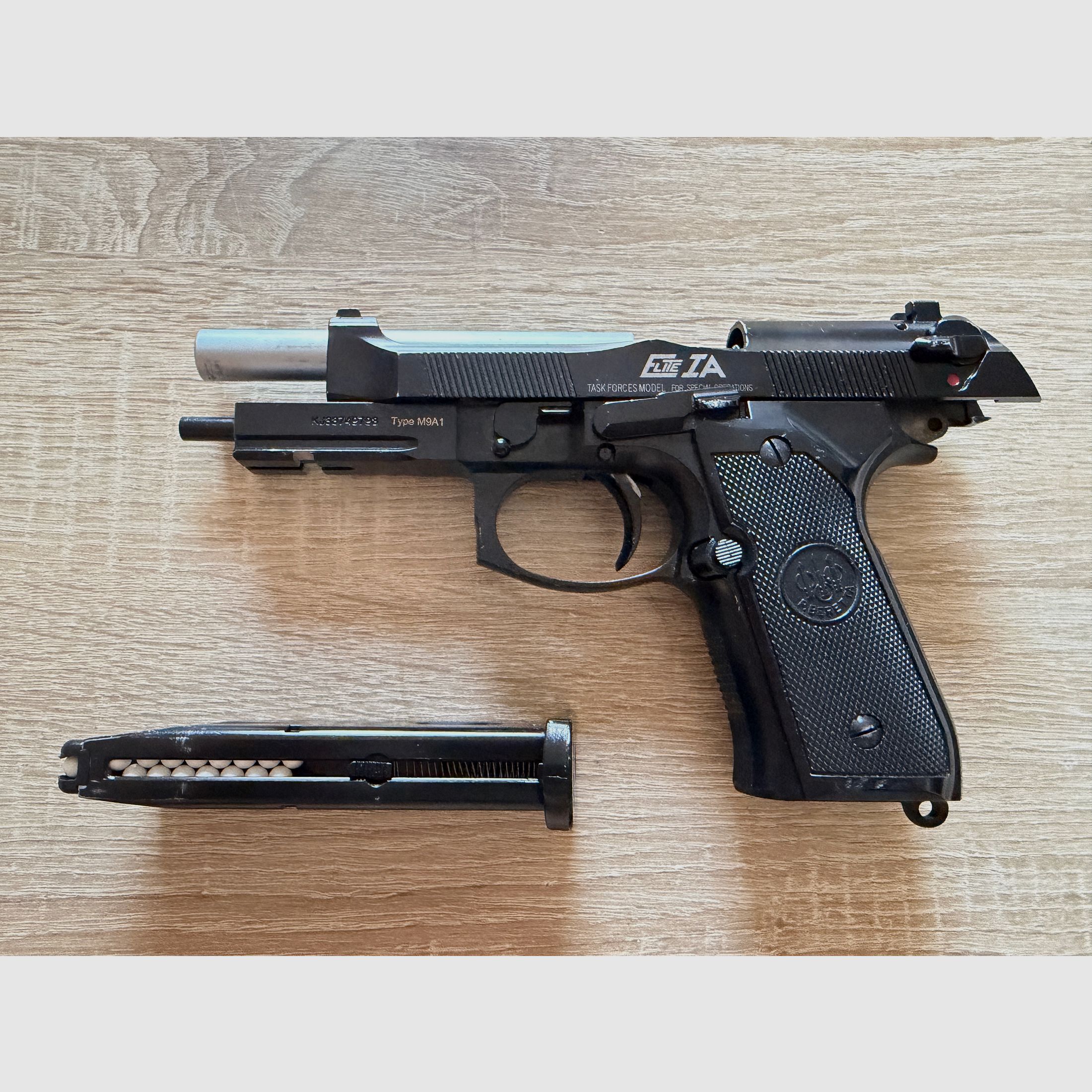 Pistolet airsoftowy KJW Beretta M9A1 z magazynkiem gazowym