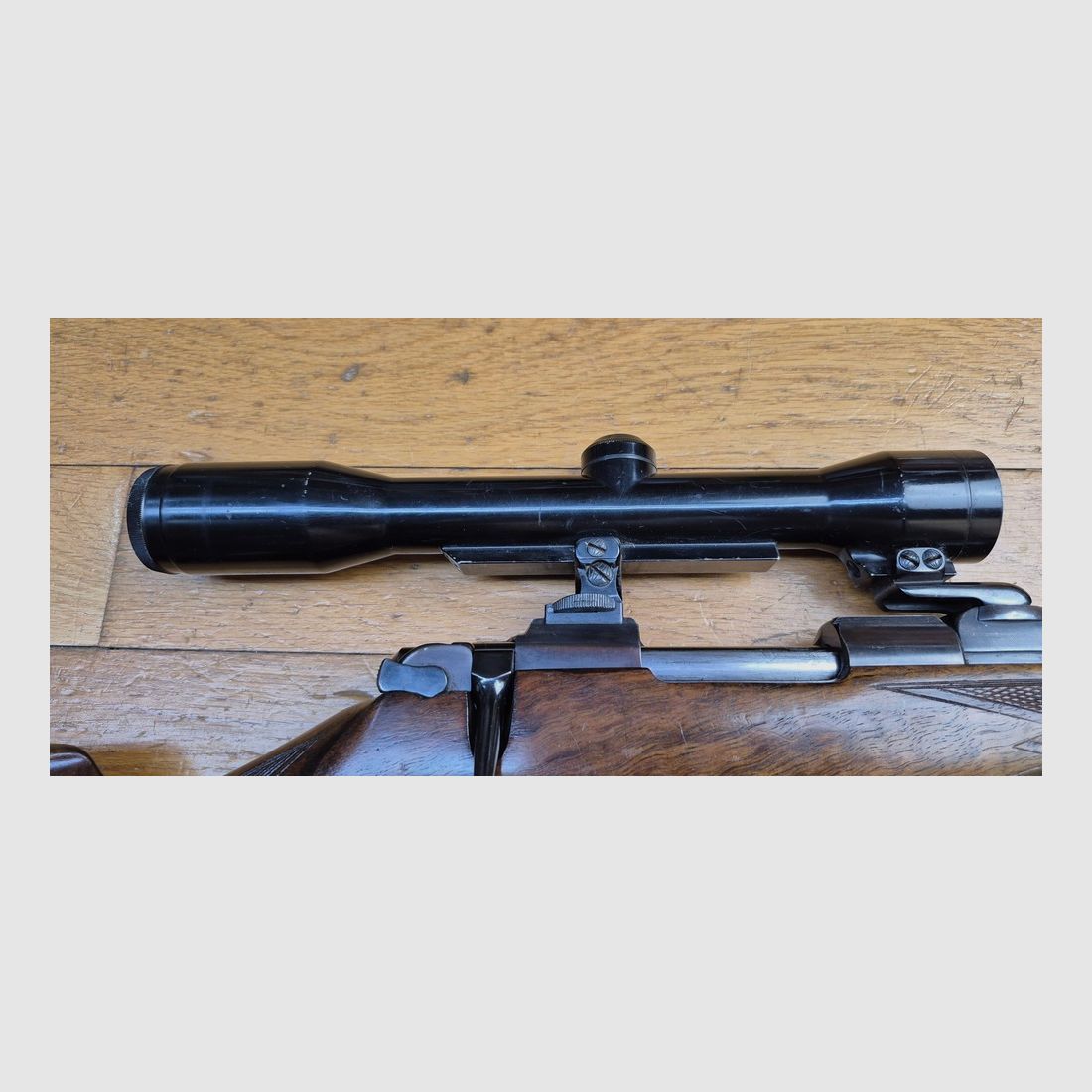 Sehr schöne Jagdgewehr Krico 700 Jagdmatch — Kal. .222 Rem — Herstellung Kriegeskorte in Stuttgart — Deutscher Stecher — Hensoldt Wetzlar Diatal 4X32 auf 100% Stahl-Turm-Montage — Sehr schöner Nussbaumholz hoher Grad — Exzellente Mechanik — Exzellenter Abzug — Sehr schöner Lauf fast neu – TBE/TBE+, Bild 6 von 38