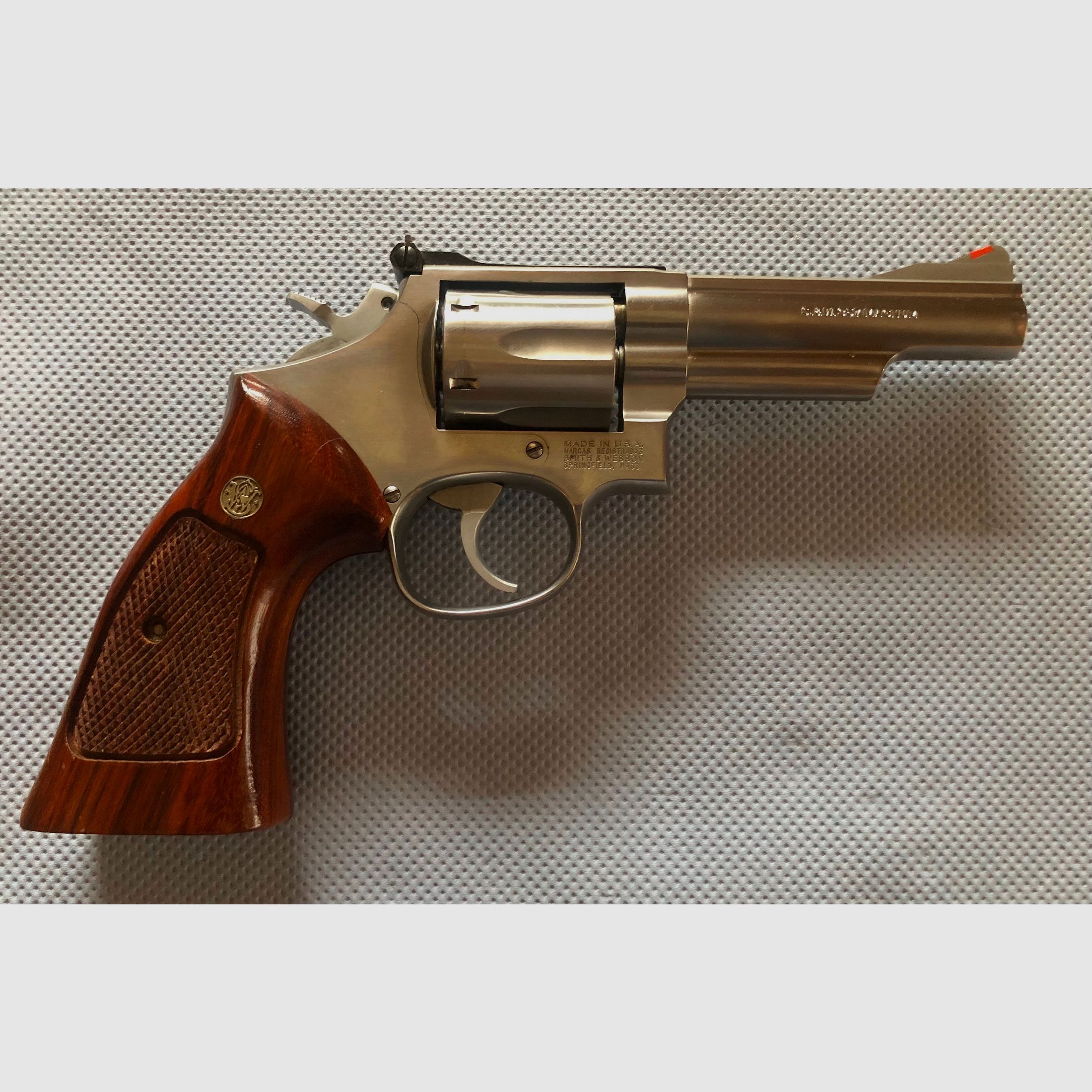 Revolver, S&W. 357Magnum    stainless Steel     Model 66    (mit Holster)