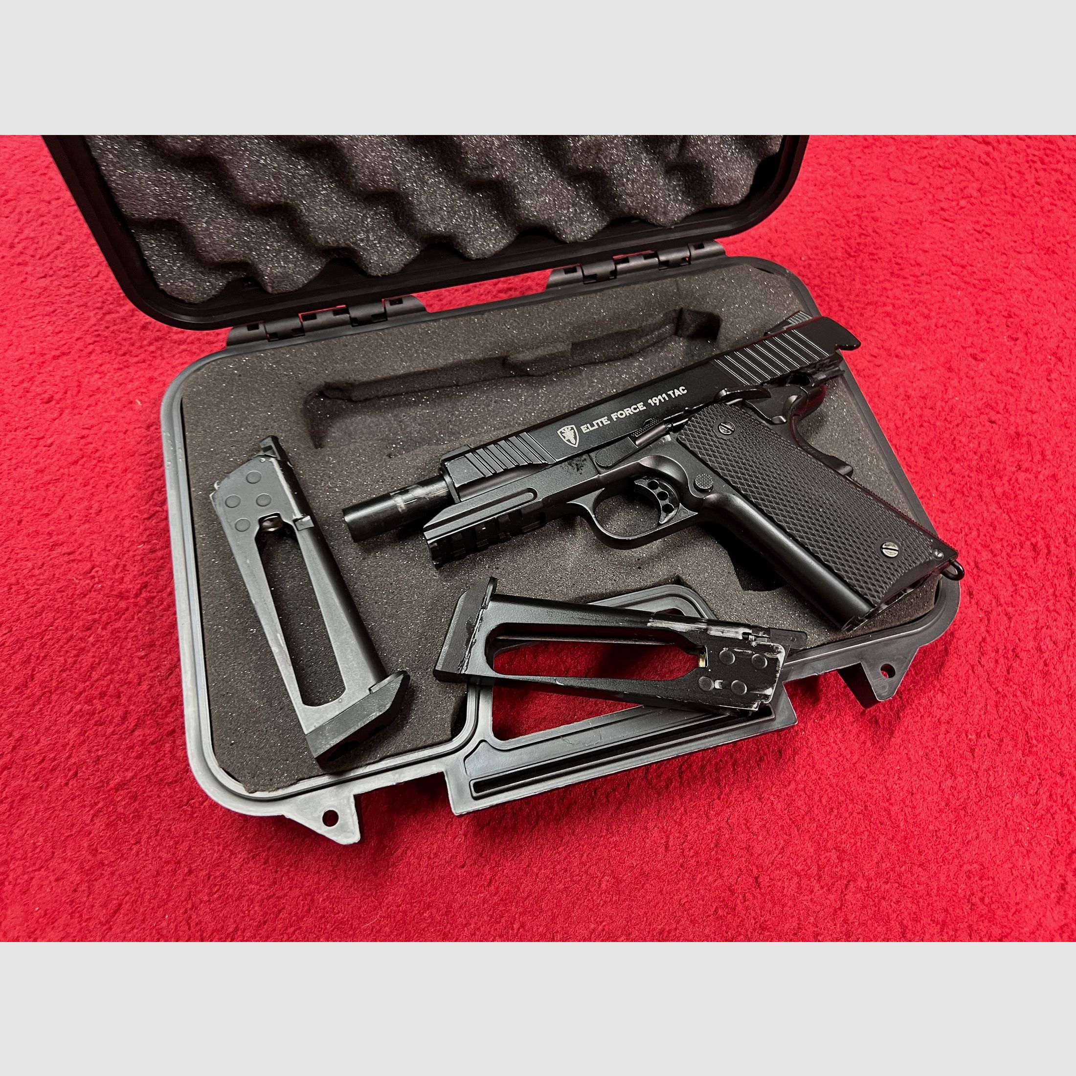 Umarex  Elite Force 1911 TAC in schwarz 6mm C02 Version mit 2 Magazinen.