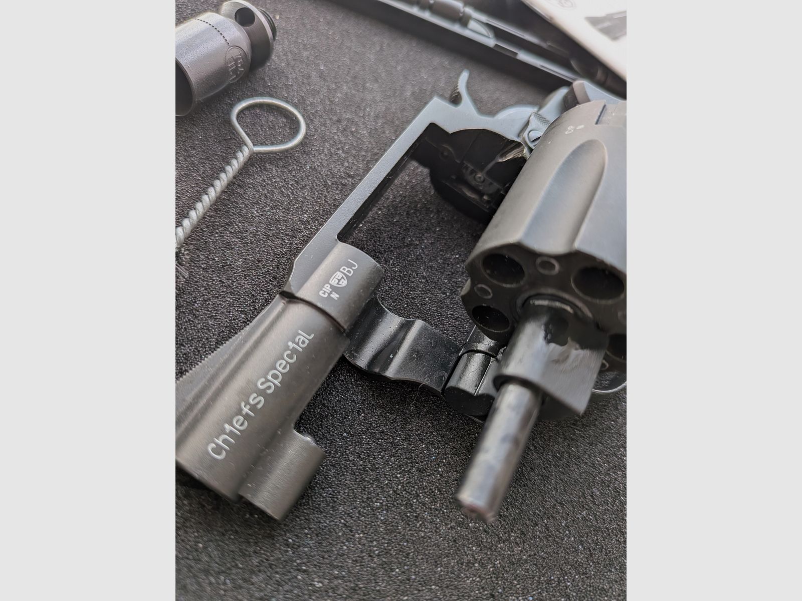 Smith & Wesson Chiefs Special revolver a salve calibro 9mm R.K., immagine 4 di 7