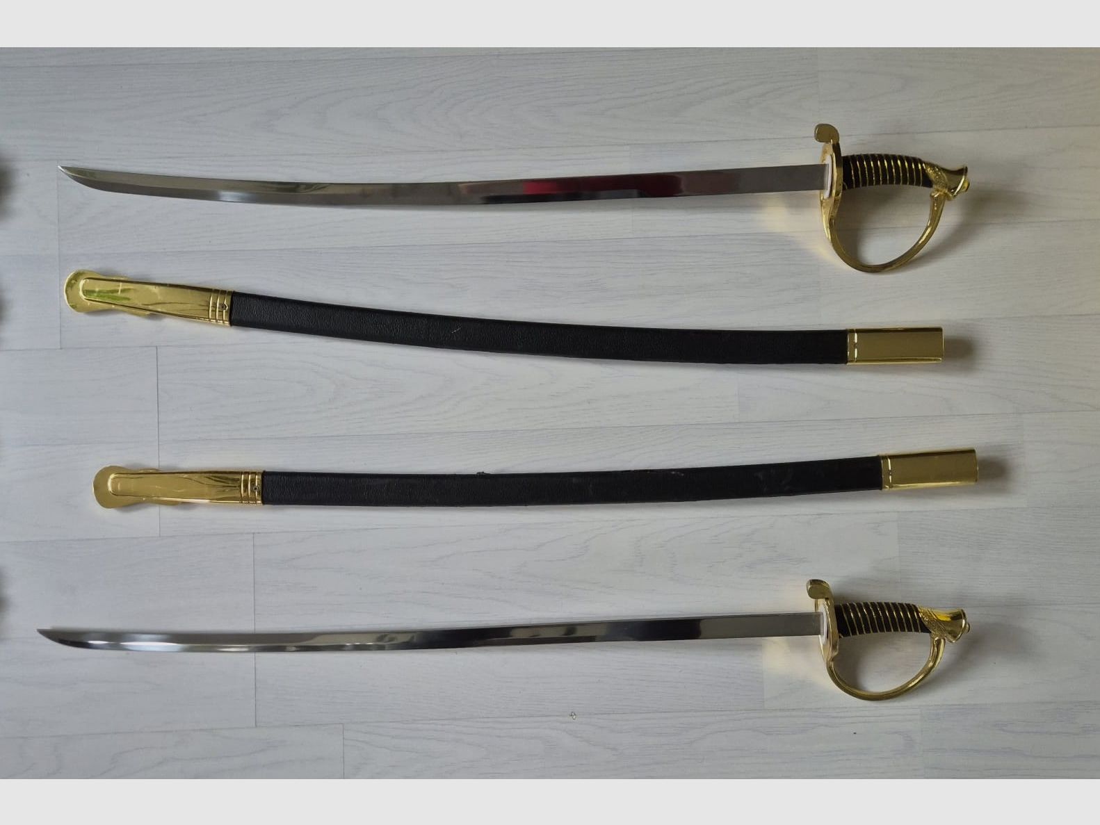 Armi decorative storiche – 2 sciabole, 2 pistole a pietra focaia e supporti da parete, immagine 4 di 8