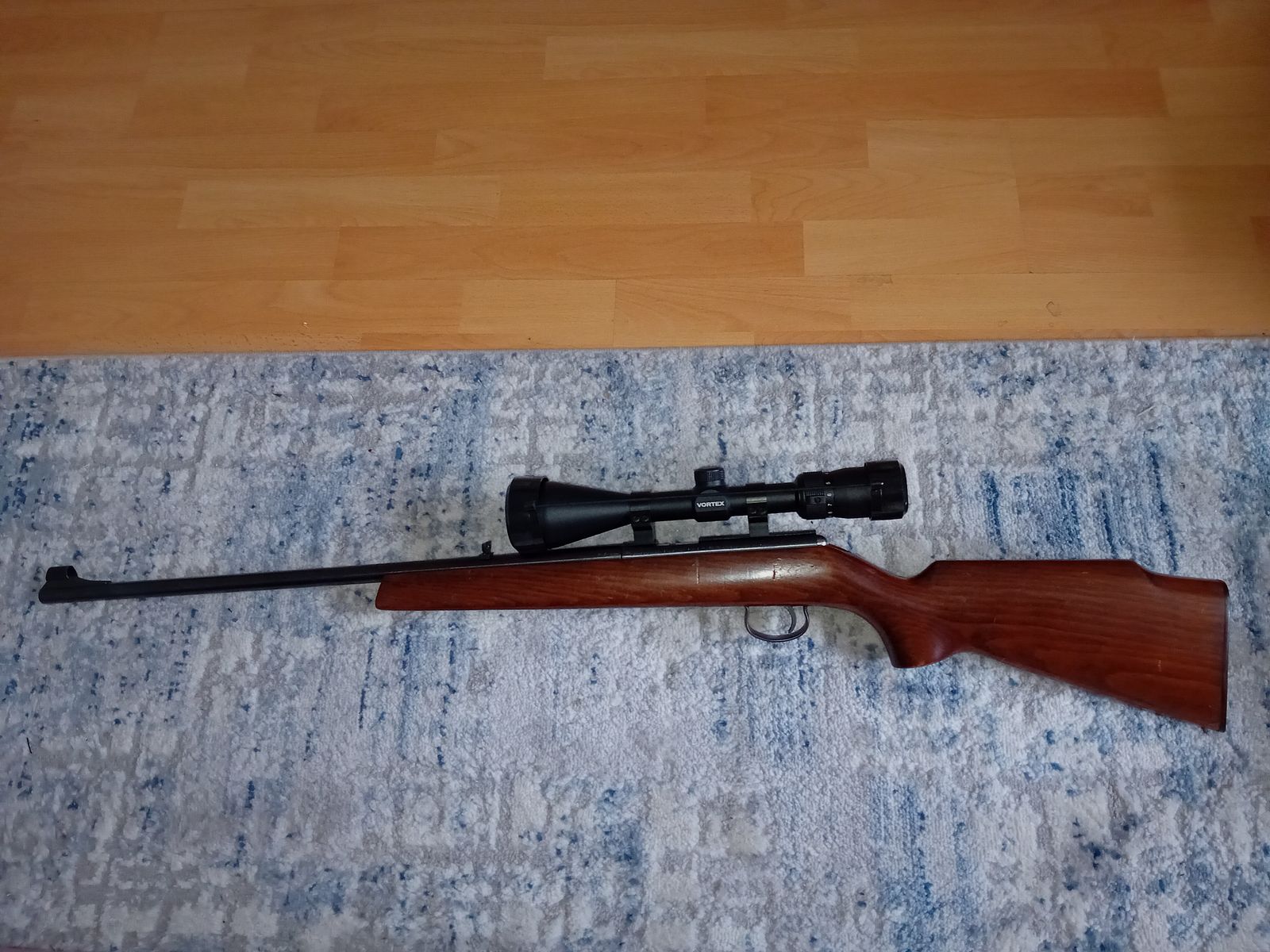 Fucile Anschütz modello 1393 calibro 22 con cannocchiale Vortex Diamondback 3,5-10x50