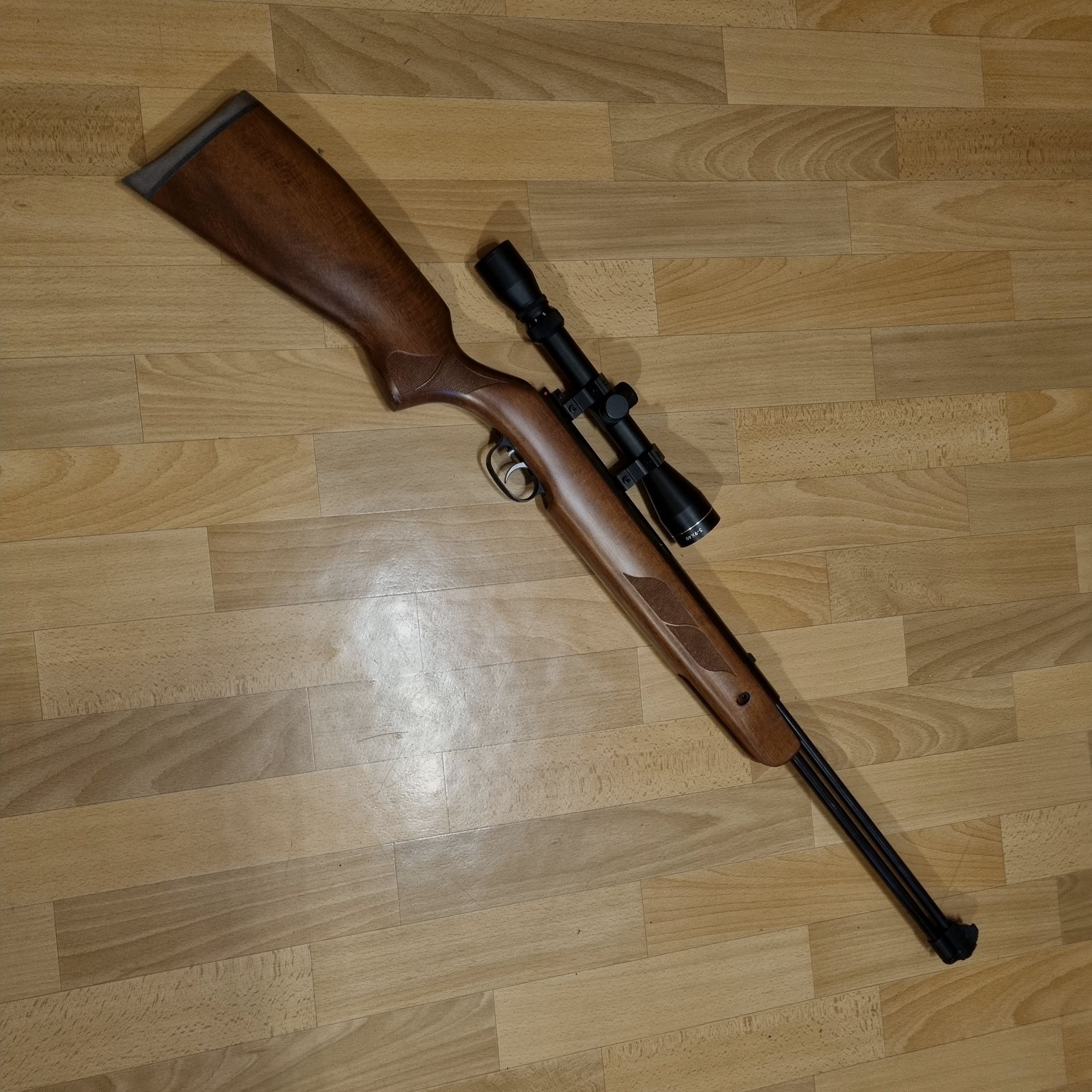 Incenso HW 57, con ottica Röhm 3-9x40, calcio in legno di faggio