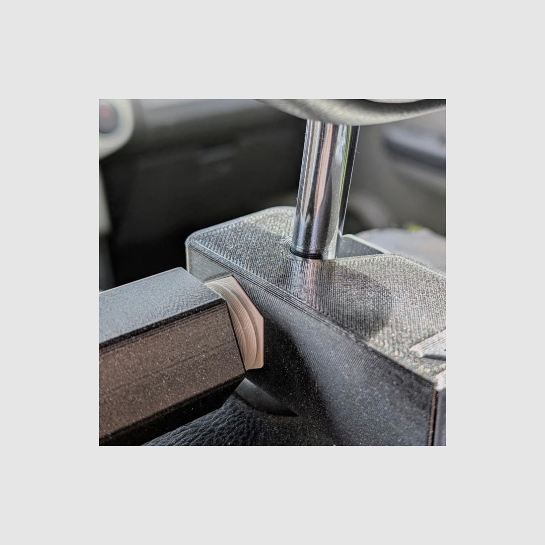 Gewehrhalter-System "Krabbe Pro" für Kopfstützen im Auto | Jagawams