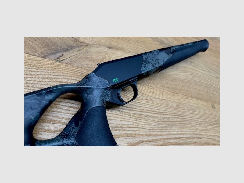 Schaft mit Gehäuse/System - Blaser R8 Custom Carbon HunTec-Camo / Elastomereinlagen / Logo in giftgrün