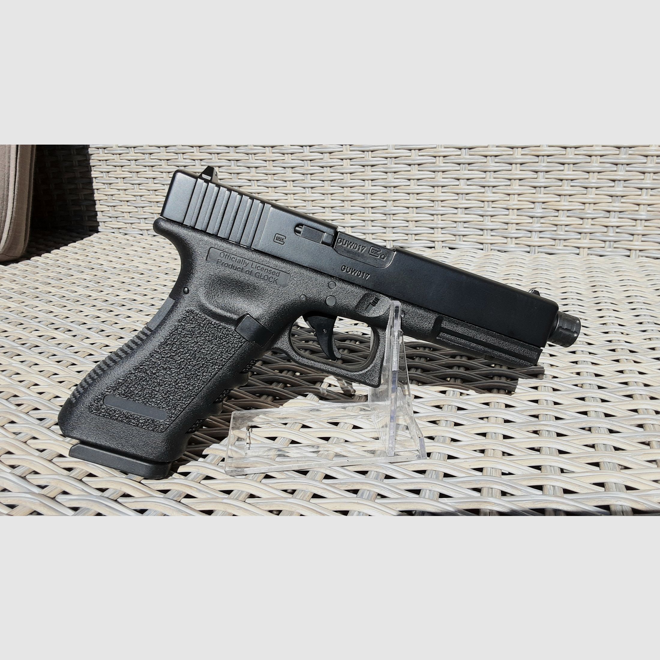 Glock 17 with barrel thread Co2 pistol caliber 4.5 mm steel BB / Diabolo blowback