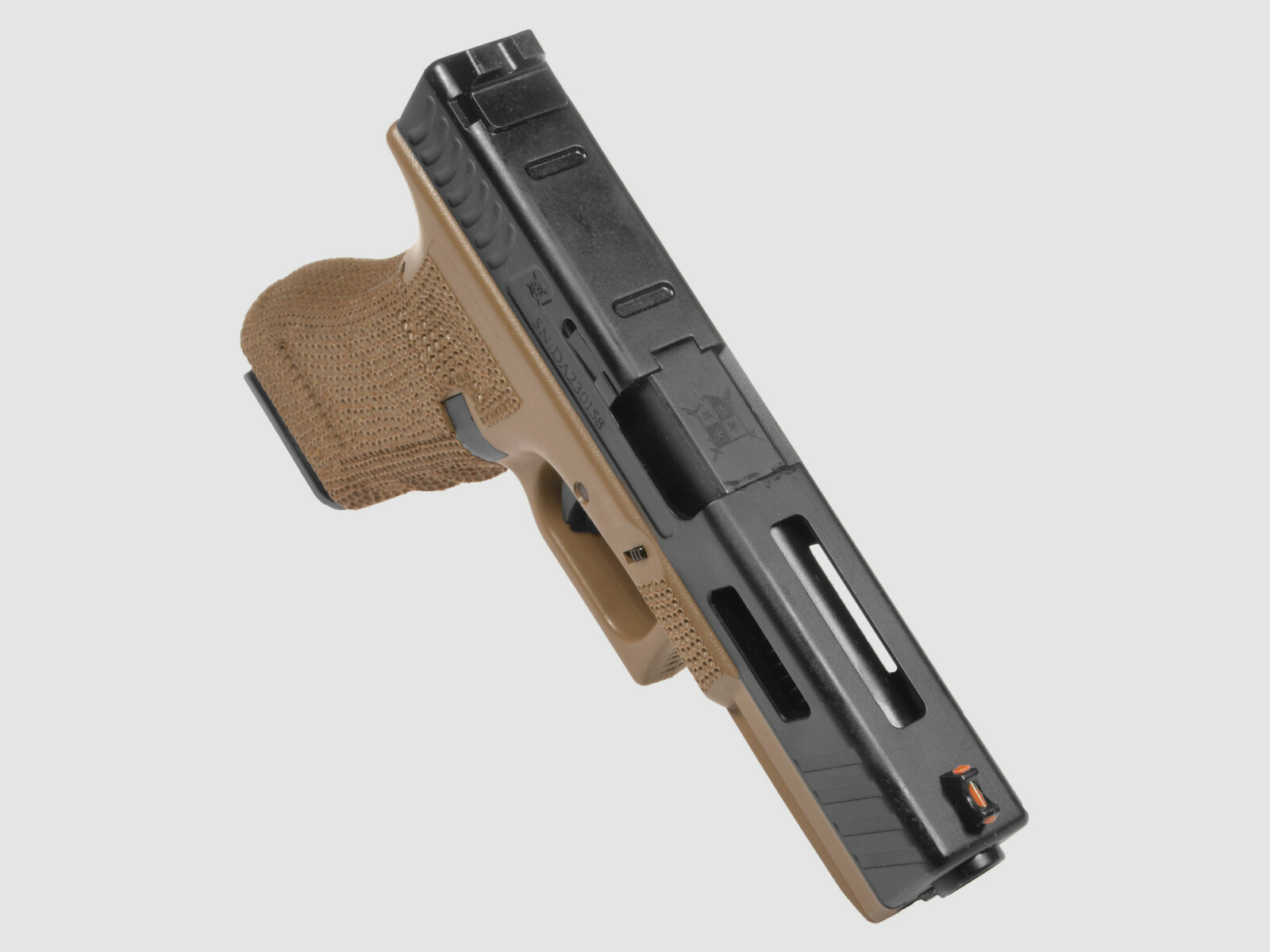 P01 GBB Airsoft Pistole in TAN | Delta Armory
