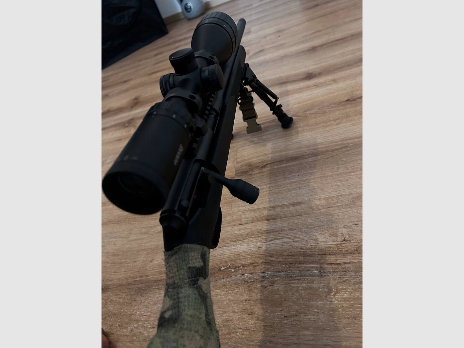 Savage Arms  Repetierbüchse 93R17 FV mit Schalldämpferaufnahme Cal .17 HMR/ Hawke x12 Optik beleuchtetes Absehen (grün/rot) MOA/ Zweibein