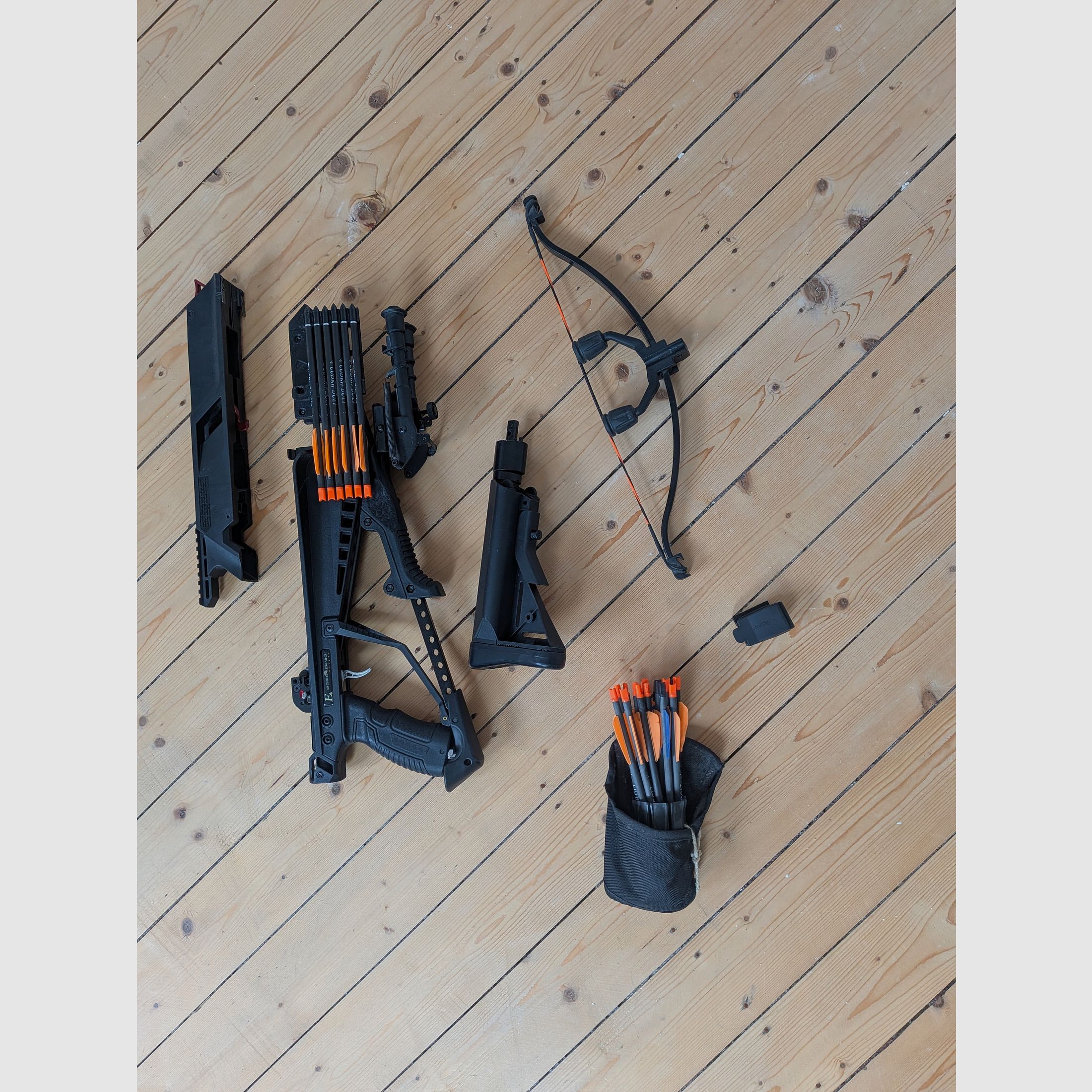 EK Archery Cobra R10 RX (130 lbs) inkl. 24 Deep Penetration Bolzen – jak nowy