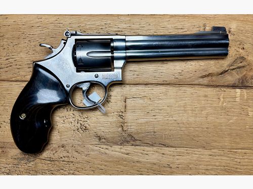 Smith & Wesson Revolver 686 Target Champion  /  Inclus des plaquettes de sport et une détente retravaillée