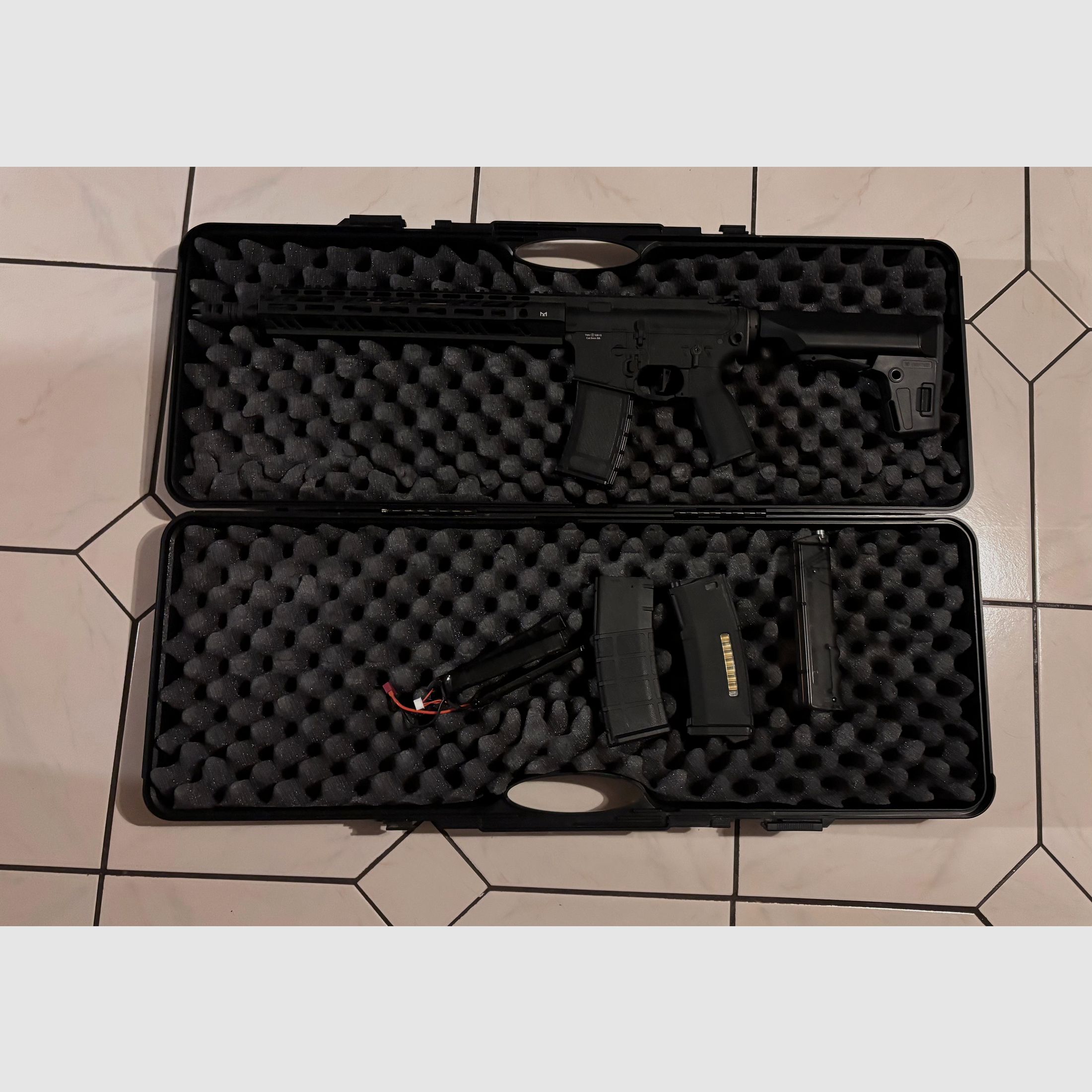 SSR15 Airsoft Sturmgewehr mit 3 Magazinen, Magazinlader und Akku