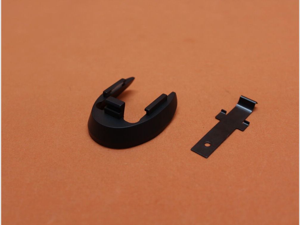 SIG Sauer SIG Sauer P226: SIG Sauer P226: Lejek magazynkowy (34226555) czarny aluminiowy i klamra (34226382) oksydowana