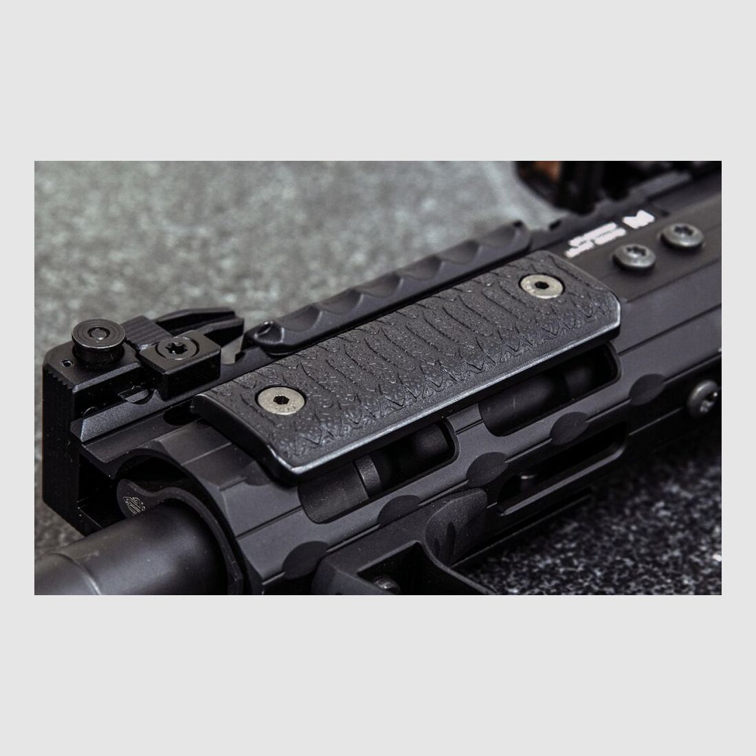 UTG Leapers Low Profile M-LOK Panel Cover - czarny, zdjęcie 2 z 4