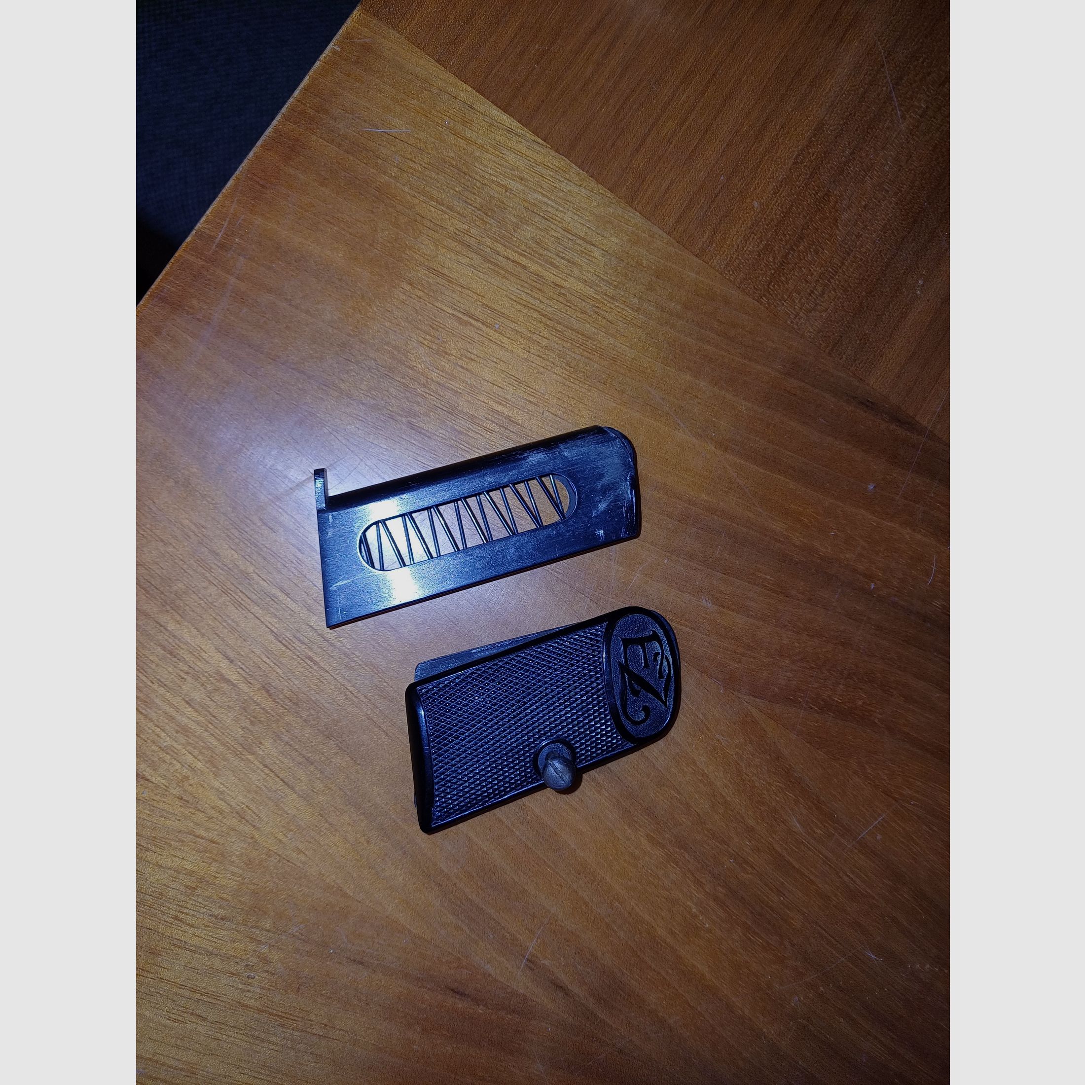 Caricatori e impugnature per diverse pistole da 6,35mm