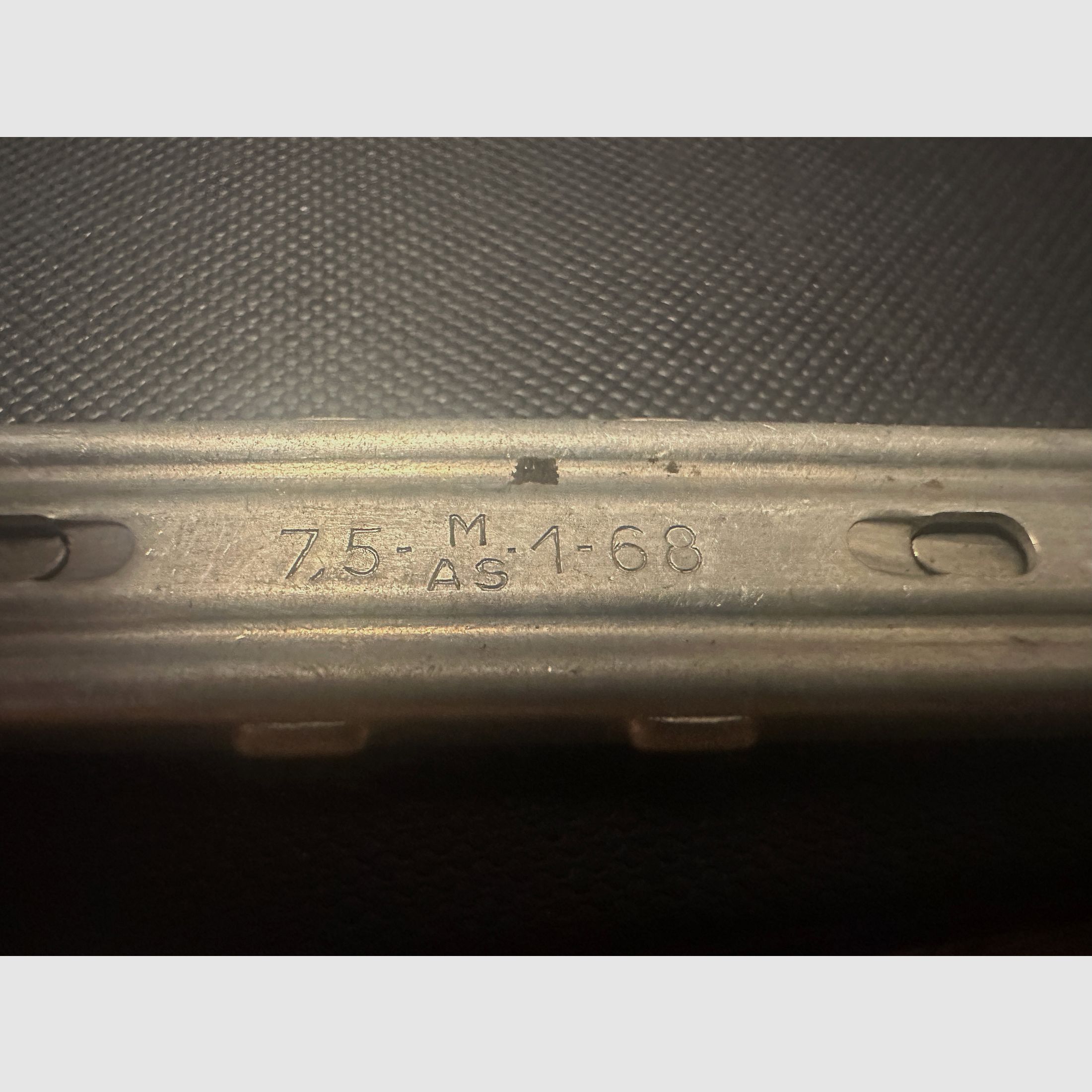  französische Ladestreifen für das Kaliber 7,5 × 54 mm MAS.