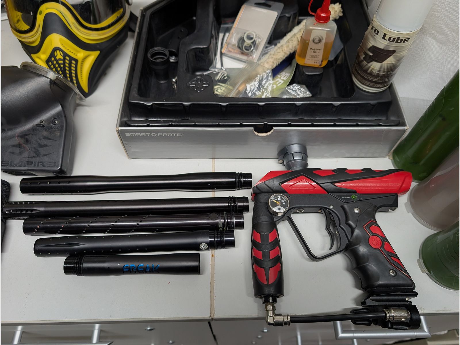 Équipement complet de paintball y compris le marqueur