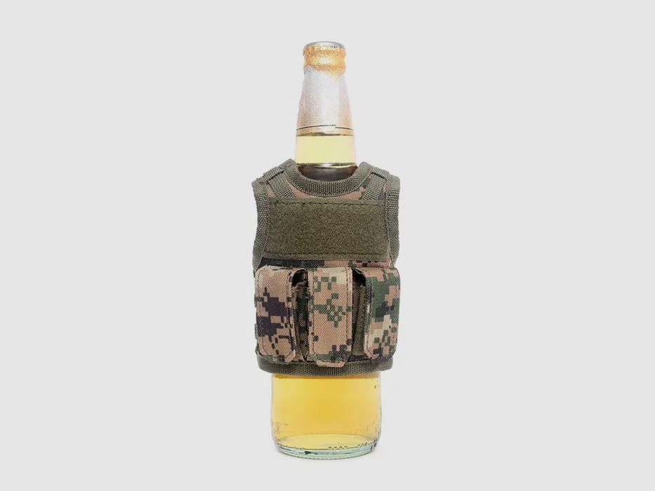 Mini Tactical Schutzweste mit Fronttaschen für Bierflasche / Weinflasche / Thermosflasche - Digital-Woodland